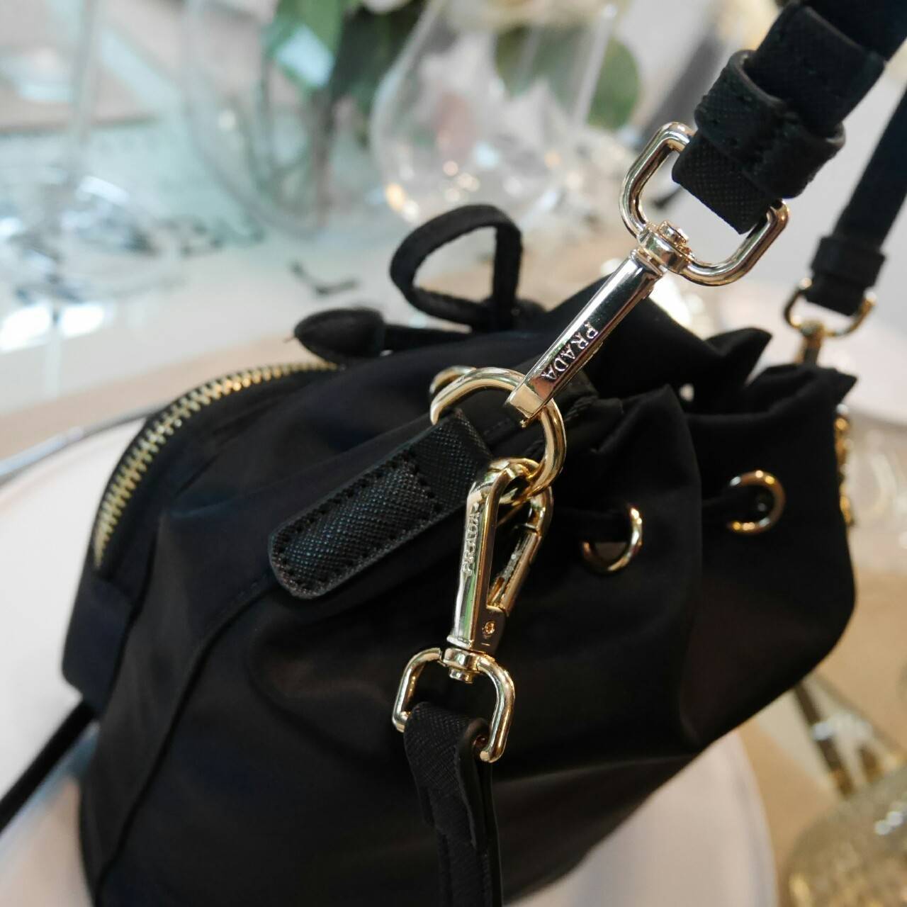 Mini งานมินิน่ารัก🌸🌼 เข้าแล้วคะ งานพรีเมี่ยมกิ้ฟ จากเคาเตอร์ต่างประเทศคะ มาฝาก จากแบรนด์ PRADA *premiumgift ค่า เป็นกระเป๋าผ้า nylon silk *ไซส์มินิ เนื้อหนาซับในอย่างดี จุดเด่นคือ กระเป๋าสามารถ ปรับ ได้ 2 ทรงคือ ผูกเชือกกระเป๋า หรือ ดึงเชื