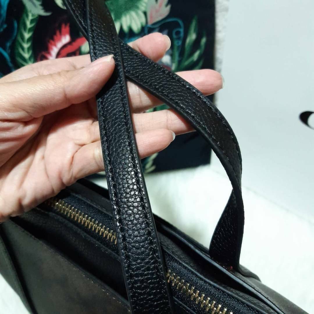 COACH 2319 MAY TOTE IN COLORBLOCK SIGNATURE CANVAS กระเป๋าโท้ท ดีไซน์ใหม่ล่าสุด!! 💕💕 เก๋ตรงปากกระเป๋า คล้ายกระเป๋าซ้อนในตัว สีตัดกับตัวกระเป๋าได้อย่างลงตัว ทรงสวย ใบใหญ่ใส่ของได้เยอะ เปิด-ปิดด้วยซิป รูดใช้งานง่าย ภายในโล่งกว้าง ด้านหลังมีช