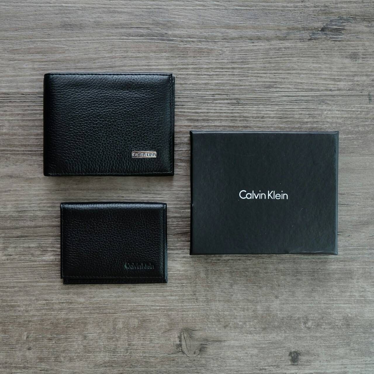 Calvin Klein Short Wallet กระเป๋าสตางค์ใบสั้น ด้านหน้ามีโลโก้โลหะเงิน มาพร้อมกระเป๋าใส่บัตรใบเล็กอีก 1 ใบ จะมอบเป็นของขวัญ หรือใช้เองก็แนะนำค่ะ