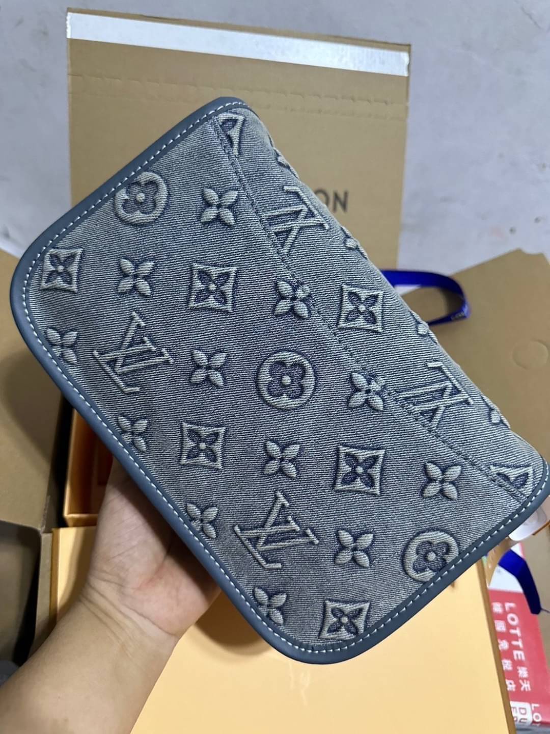 LV Diane Monogram Denim Bag กระเป๋าสะพายมัลติฟังก์ชั่นเดนิมสไตล์วินเทจ ปั้มนูนโลโก้ลายโมโนแกรม ดีไซน์ใหม่ ออกมาได้น่ารักน่าใช้มากๆ สียีนส์ซีดสวยมีเสน่ห์ -- [รับตัวแทนกระเป๋า]