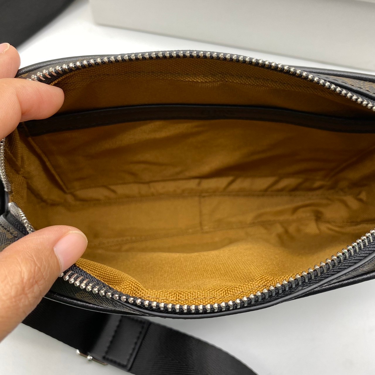 CELINE Medium Messenger bag in Triomphe Canvas / Celine Camera Bag กระเป๋าทรงครอสบอดี้ ใช้ได้ทั้งชายหญิง ขนาดกลางกำลังดี น้ำหนักเบา รูปทรงใช้งานง่าย ภาพสินค้าถ่ายจากงานขายจริง ใช้งานต่างประเทศได้