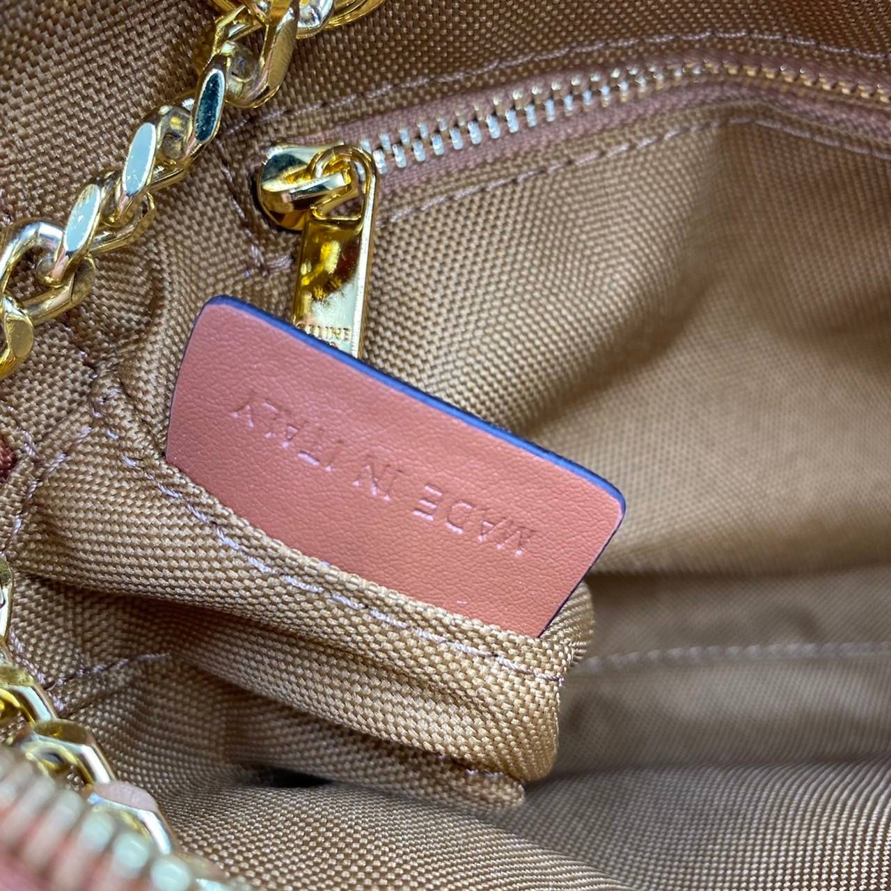 VIP GIFT 】หนังแท้ CELINE SMALL PATAPANS IN TRIOMPHE CANVAS AND CALFSKIN ดีไซน์สวยหรูฮิตสุดในเกาหลี! หนังสวยอยู่ทรง เปิดปิดด้วยซิปแบรนด์สีทอง ภายในโล่งกว้างและจุสามารถใส่มือถือ กระเป๋าสตางค์ ของใช้ได้เยอะ สายสะพายโซ่อะไหล่ทองหรูเลื่อนได้จะใช้สายคู่สะพายไหบ