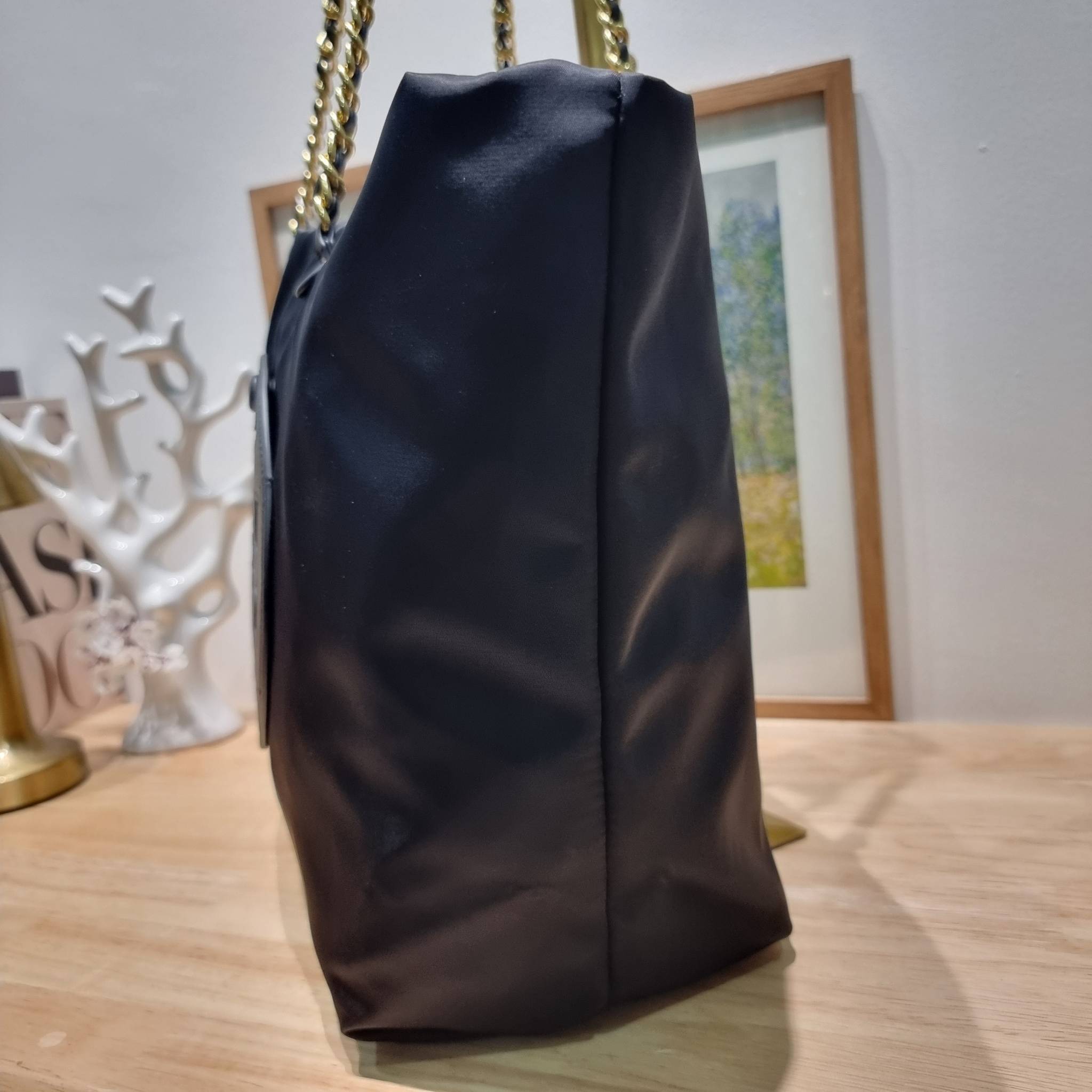 TORY BURCH Ella Chain Tote Bag / TORY TOTE NYLON BAG พร้อมส่ง 4 สี กระเป๋าสะพายทรงโท้ทใบใหญ่ จุของไปเลยแน่นๆ รูปทรงคลาสสิคชวนใช้ โดดเด่นด้วย patch โลโก้ แนะนำรีบสั่งใช้ไปสวยก่อนใครได้เลยน้า