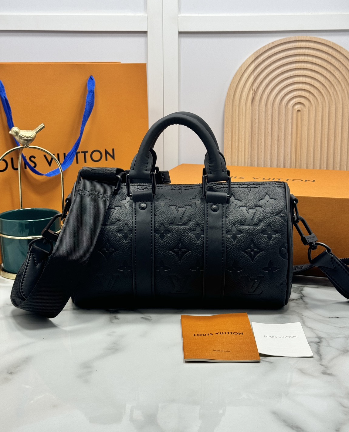 TOP ORI หนังแท้ | LV Keepall Bandoulière 25 กระเป๋าสะพายทรงหมอนสุดไอคอนิก หนังแท้ Taurillon ลายเกรน ฉลุลายโมโนแกรมสวยหรูคลาสสิก โทนสีหรูหราเข้ากันอย่างลงตัว