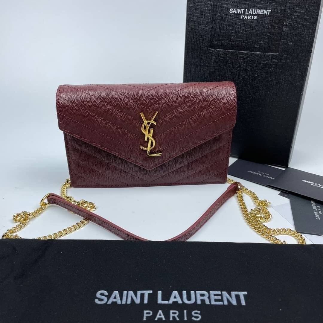 หนังแท้ YSL Yves Saint Laurent Envelope WOC 7.5” รุ่นฮอตปรอทแตก ทรงฐานตั้งได้ เป็นการดีไซน์กึ่งกระเป๋าสตางค์ ที่มาพร้อมสายสะพายยาว (เป็นสายโซ่ที่ต่อกับหนัง) สายถอดได้ (ปรับระดับไม่ได้) ถือเป็นคลัชก็สวยมากเลยค่ะ เป็นอีกหนึ่งรุ่นที่ให้ความรู้สึกเรียบแต่โก้ห