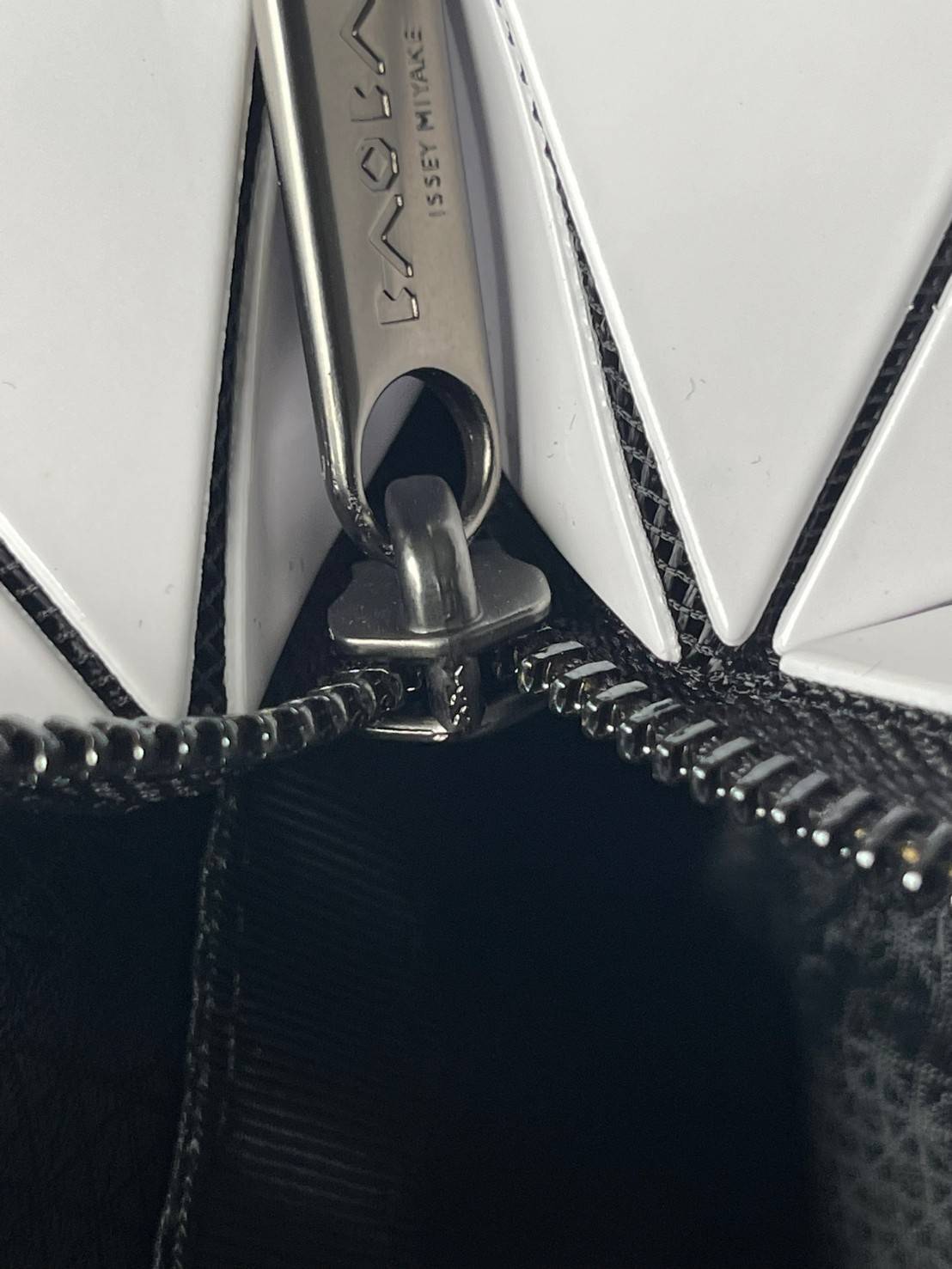 Bao Bao Issey Miyake ROCK MATTE ซีรีส์นี้จะเป็นทรงสี่เหลี่ยมผืนผ้า มีซิปปิดด้านบน ถือเป็นรุ่นที่เหมาะกับการใช้งานในชีวิตประจำวัน สามารถพับมุมและบริเวณด้านล่างของกระเป๋าเพื่อเพิ่มความสะดวกสบายในการใช้งาน ทั้งยังช่วยให้วางกระเป๋าในแนวตั้งได้อีกด้วย แผ่นต่อส