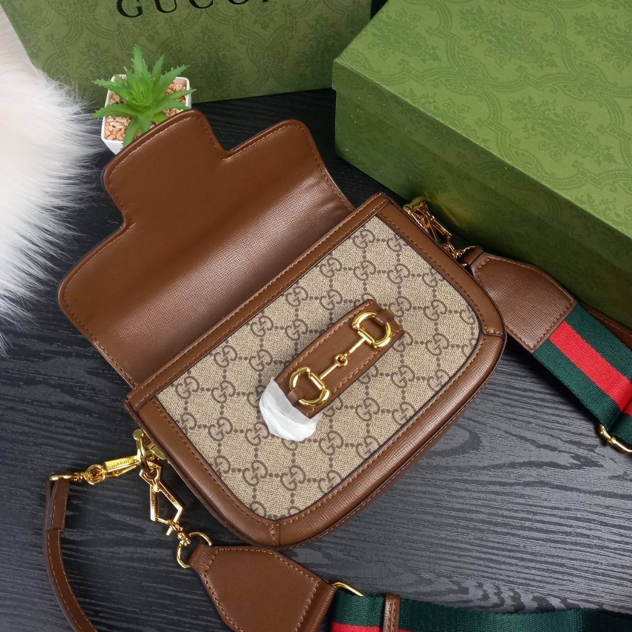GUCCI HORSEBIT 1955 MINI BAG กระเป๋า crossbody รุ่นฮิต สุดหรูหรา คลาสสิค จุของสำคัญได้เยอะ มาพร้อมสายสะพายยาว 2 เส้น สามารถ ปรับระดับได้ ถอดออกได้ รุ่นนี้ใช้งานดีมาก บอกต่อกันถึงที่สุด ใช้ได้ทุกโอกาส เป็นอีกรุ่นที่โดดเด่นมากๆ