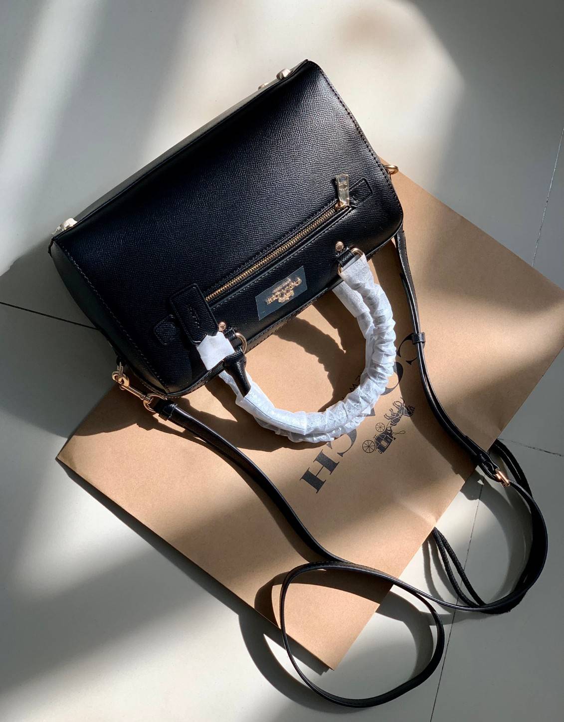 COACH ROWAN SATCHEL BAG ((79946)) กลับมาอีกครั้ง พร้อมสีหายากค่ะ! กระเป๋าหิ้วทรงหมอนสุดฮิตของสาวๆ//สะพายข้างได้ หนังแท้ ลายหนังสวย ทรงสวย ด้านหน้ามีช่องซิปให้หนึ่งช่อง เปิดปิดช่องหลักแบบซิป ภายในกว้างใส่ของจำเป็นของสาวๆได้ครบ มีช่องเล็กและช่องซิปใส่ของจุก