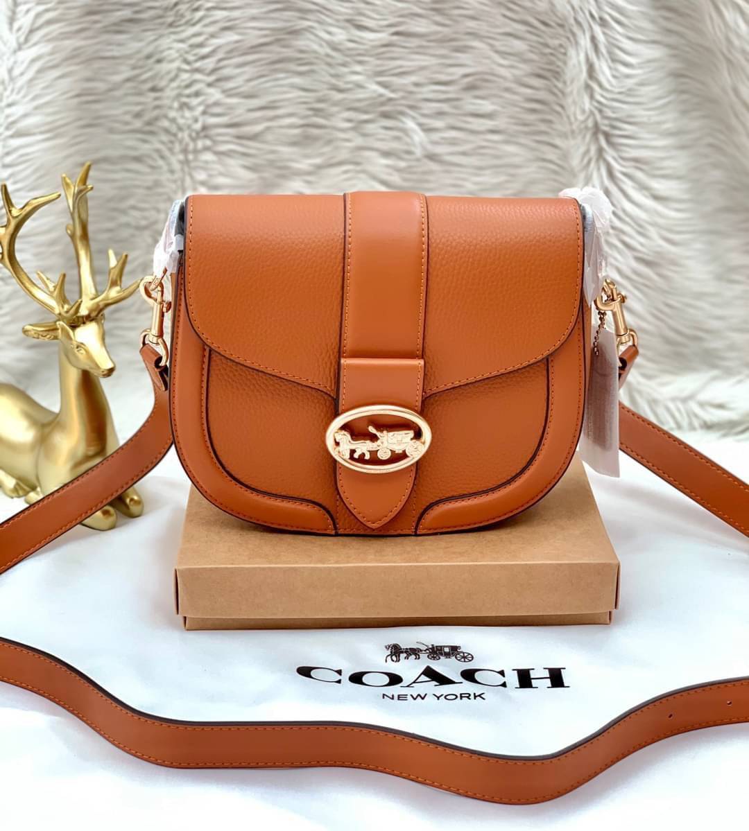 COACH GEORGIE SADDLE BAG ((C3241//C2806//C3593)) 📣มาเพิ่มแล้ว สำหรับสีที่สาวๆรอคอย! กระเป๋าสะพายแบบครอสบอดี้ร์ หนังแท้อย่างดี สวยมากๆค่ะ ด้านหน้ามีอะไหล่โลโก้แบรนด์หรู+ความคลาสสิคเข้ามา เปิดปิดกระเป๋าแบบกระดุมแม่เหล็กภายในมีช่องตอนหน้า และช่องหลัก
