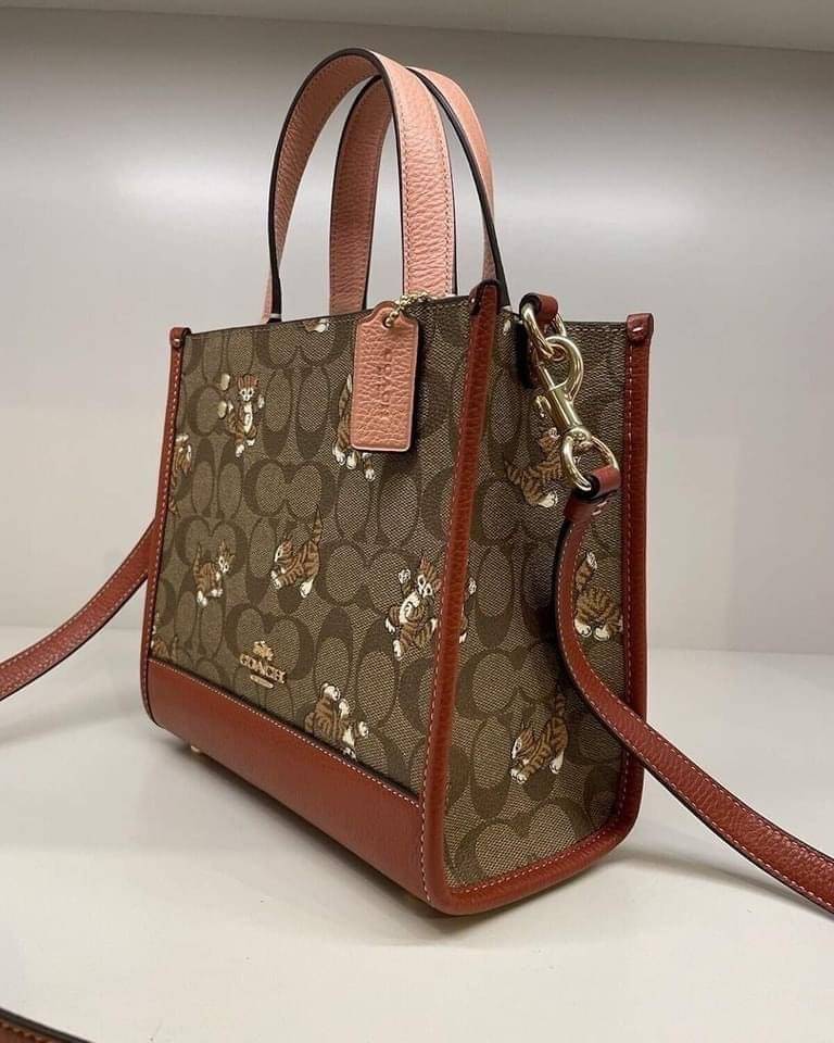 Coach Dempsey Tote 22 In Signature Canvas With Dancing Kitten Print CC424 น้องแมวน่ารักมากๆค่ะ ใหม่กันต่อ ไปสวยกันให้สุดค่ะ! กับกระเป๋าทรงTOTE รุ่นใหม่ล่าสุด 🌟จุดเด่นของรุ่นนี้คือปริ้นท์ลายน้องแมวทั้งใบ น่ารักน่าเอ็นดูมากๆค่ะ เปิด-ปิดกระเป๋าแบบกระ