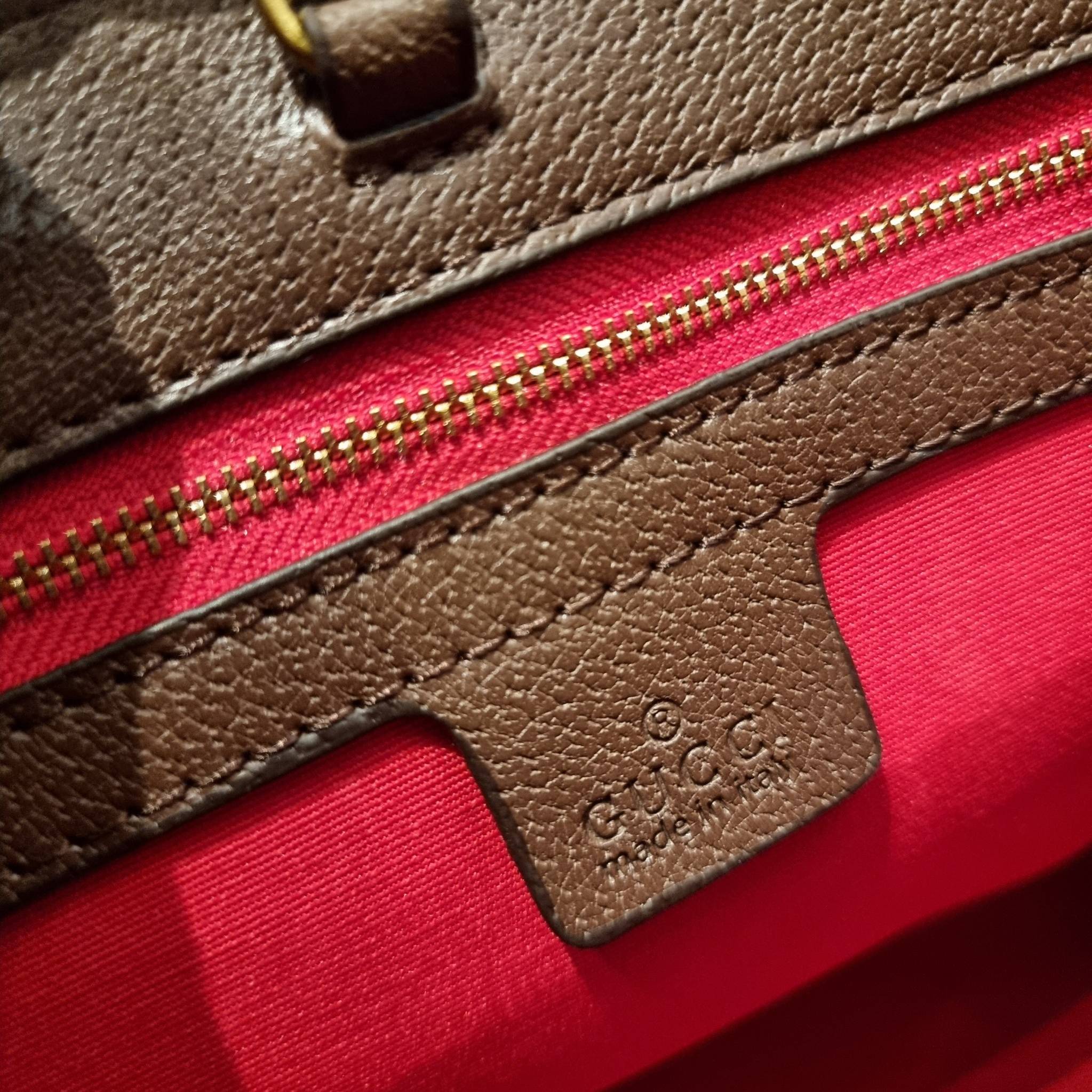 GUCCI Tiger GG small tote ใบใหญ่ ร้อนแรงไฟลุก!! ต้อนรับปีเสืออย่างเป็นทางการ จัดให้แบบเลิศๆ กับกระเป๋าทรงโท้ท วีไอพีพรีเมี่ยมกิ๊ฟ ไซส์ใหญ่ โดดเด่นด้วยจัมโบ้ฟอนท์ สวยเอกลักษณ์ วัสดุหนังแคนวาส ภายในโล่งกว้างมาก ใส่ของแบบแน่นๆ จุๆไปได้เลย หมดห่วง!! และยังมีส