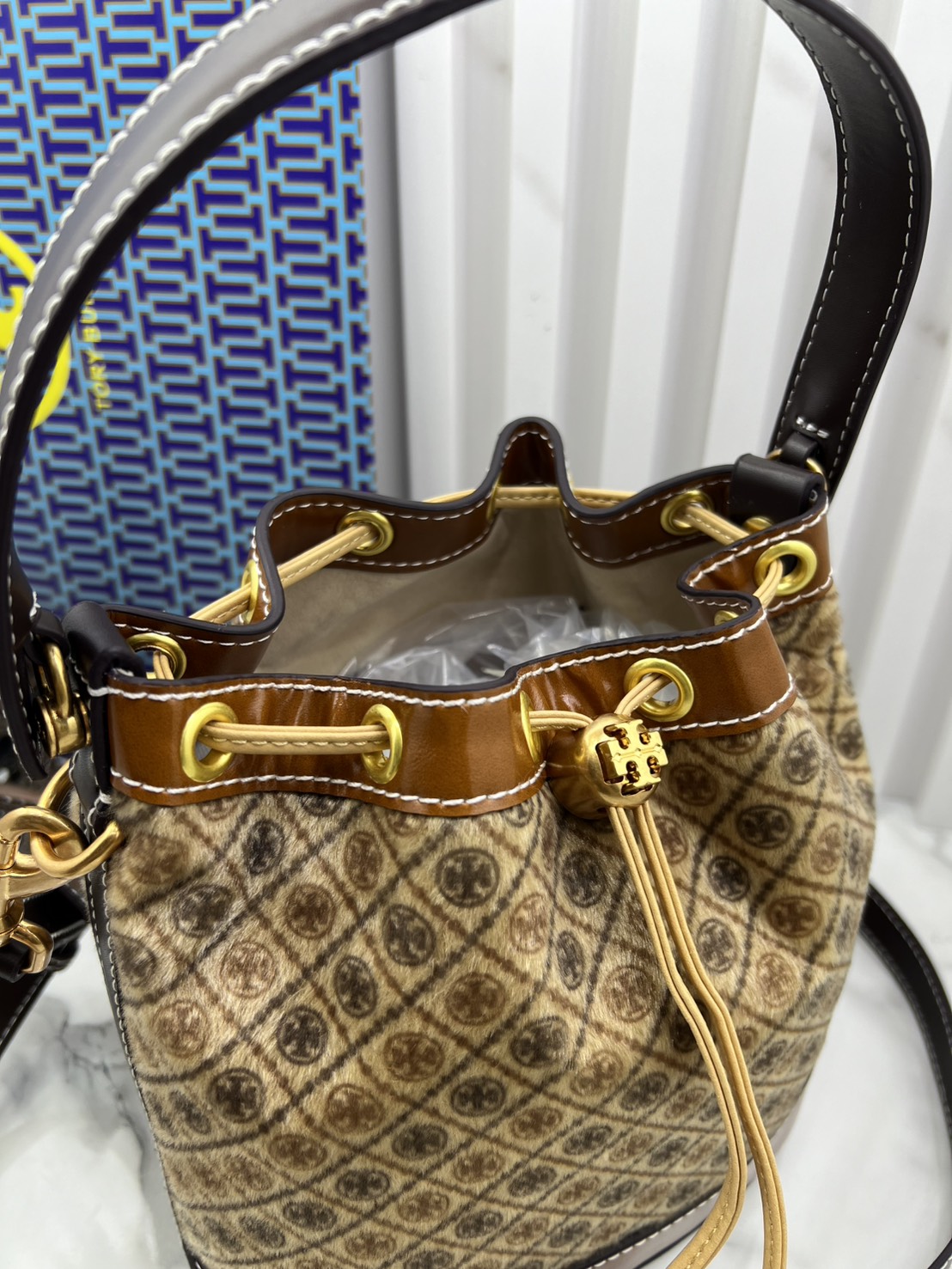 TOP ORI หนังแท้ | เกรดดีสุด TORY BURCH T Monogram Calf Hair Bucket Bag caramel brown colour-block panelled design ใหม่ล่าสุดได้สวยก่อนใคร กับกระเป๋าบัคเก็ตยอดฮิตดีไซน์ใหม่ แต่งโลโก้ด้วยขนเฟอร์สวยหรู โทนสีน้ำตาลขับผิว