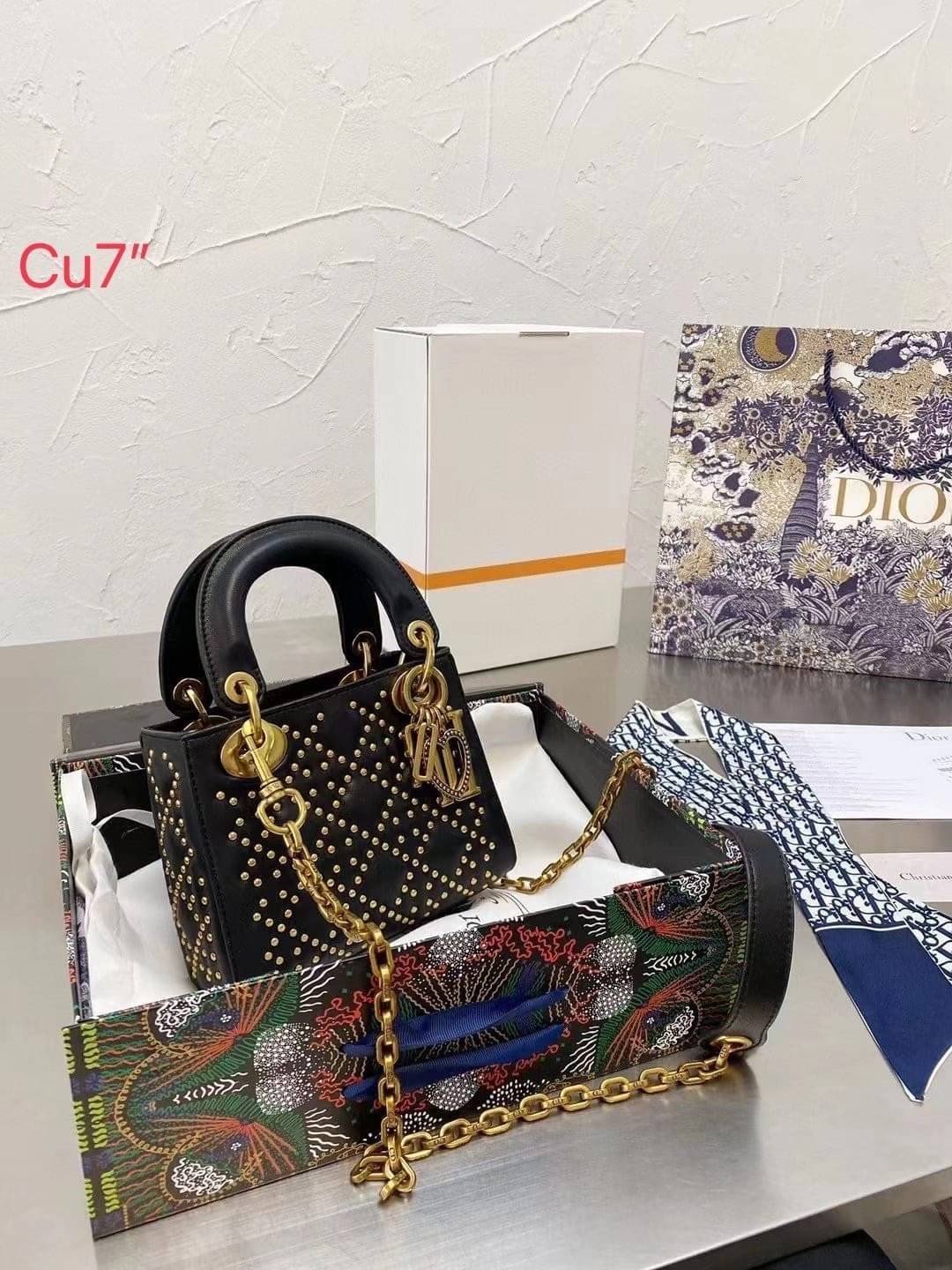 DIOR CD MINI LADY STUDDED BAG / DIOR LADY STUDDED BLACK LEATHER กระเป๋าสะพายข้างตกแต่งหมุดเต็มใบ ไม่มีคือพลาด หรูจริงอะไรจัง ทรงกล่องคลาสสิค มีหูจับในตัวและสายครอสบอดี้สุดเลิศ แต่งเติมดีเทลอัพราคาไปอีก