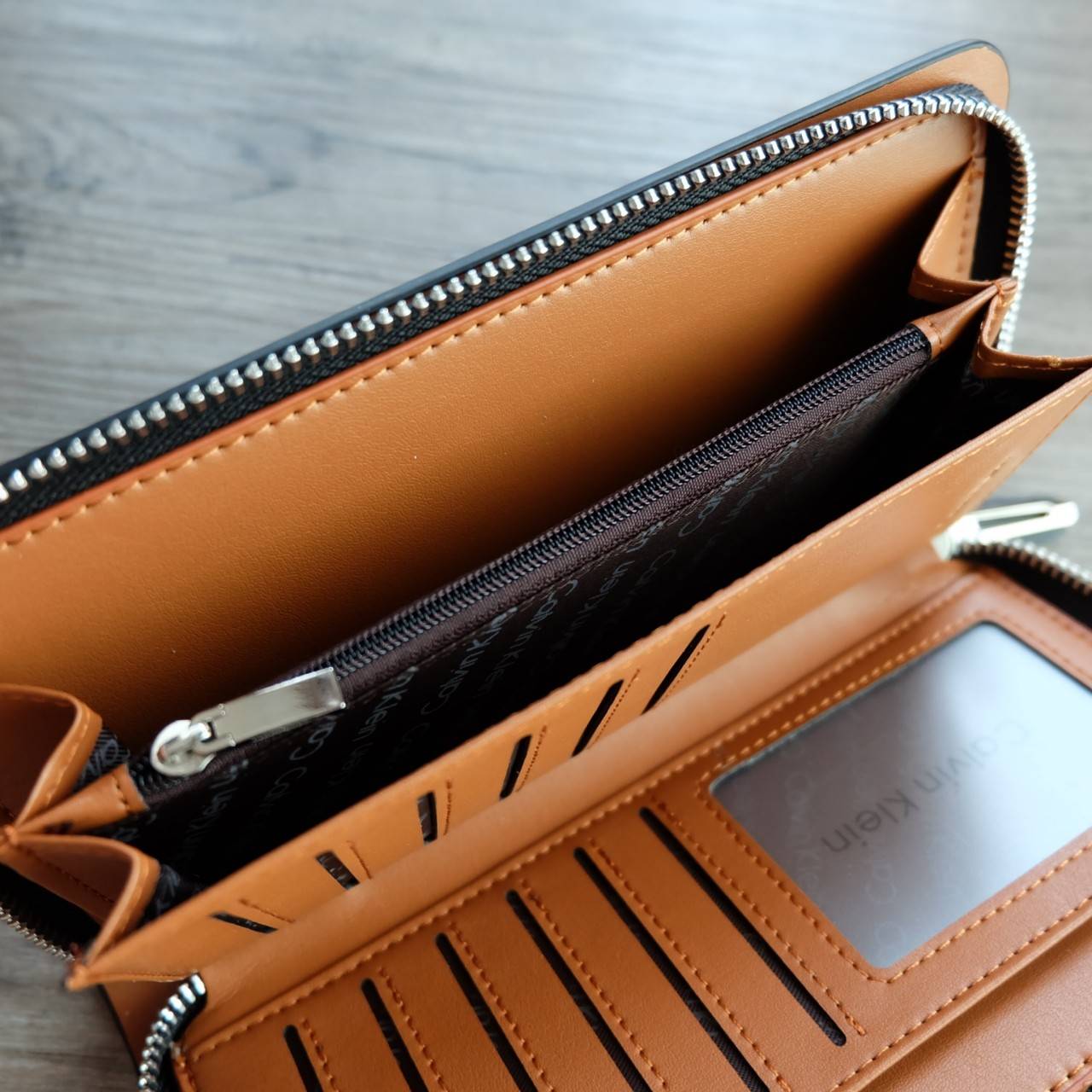 Calvin Klein Long Wallet กระเป๋าสตางค์ใบยาวซิปรอบ ภายในมีช่องใส่ธนบัตร, รูป, บัตร และช่องซิปใส่เหรียญ จะมอบเป็นของขวัญหรือใช้เองก็แนะนำเลยค่ะ