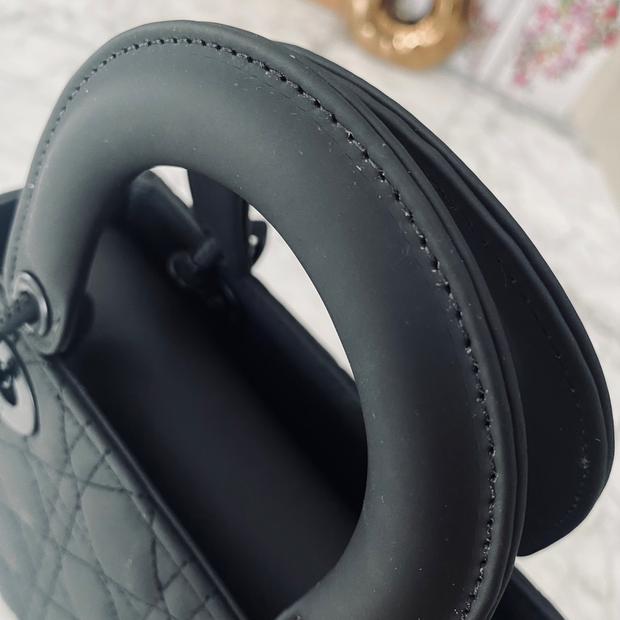 DIOR Small Lady My ABCDior bag Black Cannage Ultra-matte กระเป๋าสะพายดีไซน์เรียบหรู ทรงกล่องคลาสสิค โดดเด่นด้วยพวงกุญแจอะไหล่สีเดียวกับตัวกระเป๋า สีดำผิวแมทท์สุดคลาสสิก ลายเส้นซ้อนทับสวยงาม