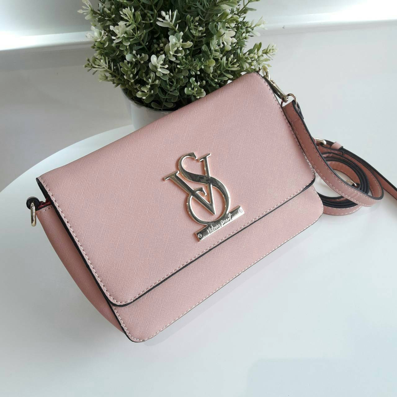 VICTORIA SECRET CLUTH & CROSSBODY BAG กระเป๋าสะพายข้าง แบบเรียบหรู วัสดุทำจากหนัง PU น้ำหนักเบา ด้านในมีช่องใส่ของหลักพร้อมช่องซิป ด้านหลังมีช่องเล็กอีก 1 ช่อง สายสะพายสามารถถอดออกหรือปรับระดับได้ ด้านในใส่กปต.ยาว + มือถือได้ทุกรุ่น ใบนี้แนะนำเลยค้า