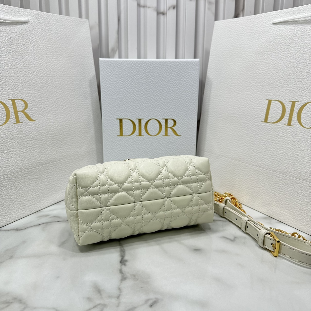 ORI หนังแท้ | Dior Jolie Top Handle Mini Bag กระเป๋าสะพายโจลี่ไซส์มินิหูจับในตัว ดีไซน์หรูหรา โดดเด่นด้วยฝาพับโลหะสีทอง ประดับมุกเรซินสีขาว มาพร้อมสายโซ่มีหนังรองบ่า สะพายไหล่หรือสะพายข้างได้ ทั้งกลางวันและกลางคืน
