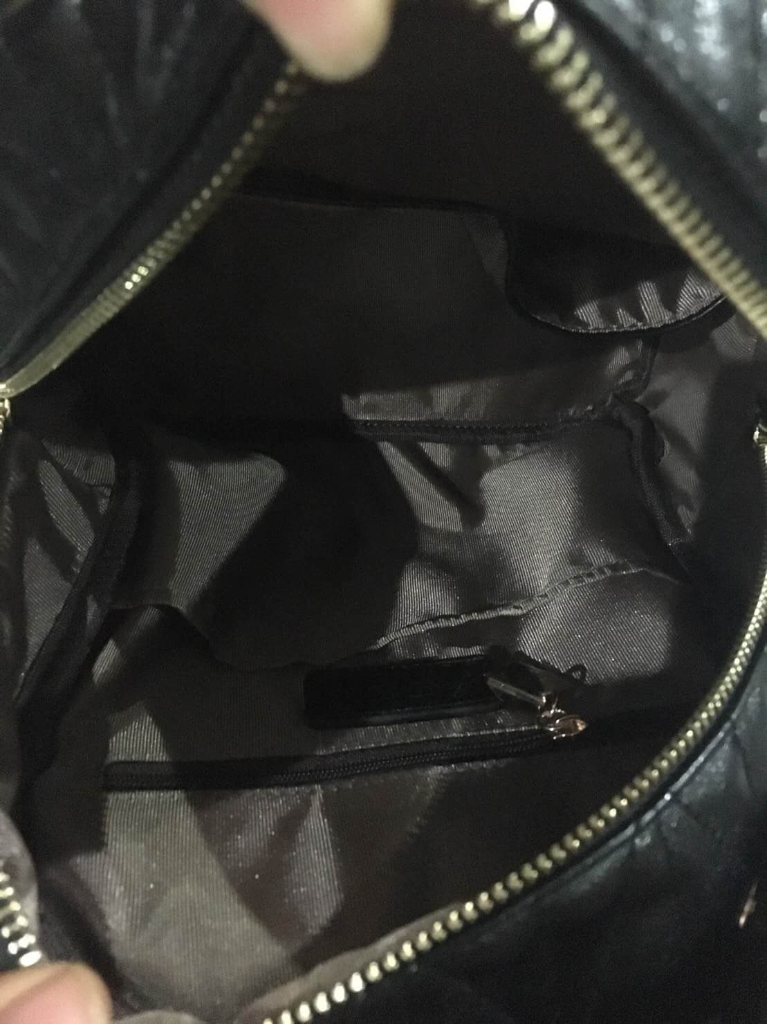 รุ่นใหม่ล่าสุดเลย ห้ามพลาดน๊า !!! งานหนังแท้ ทางร้านได้ รุ่นสุด Chic ทรง mini mini น่ารักๆ จากแบรนด์ KEEP มาฝากคะ (( สี classy black )) =>> กระเป๋า หนังแท้เนื้อดี ลายหนังชัด ทนทานคะ น้ำหนักเบา ดีไซด์ ทันสมัย เข้าได้กับทุกชุด =>> อะไหล่ทองตัดกั