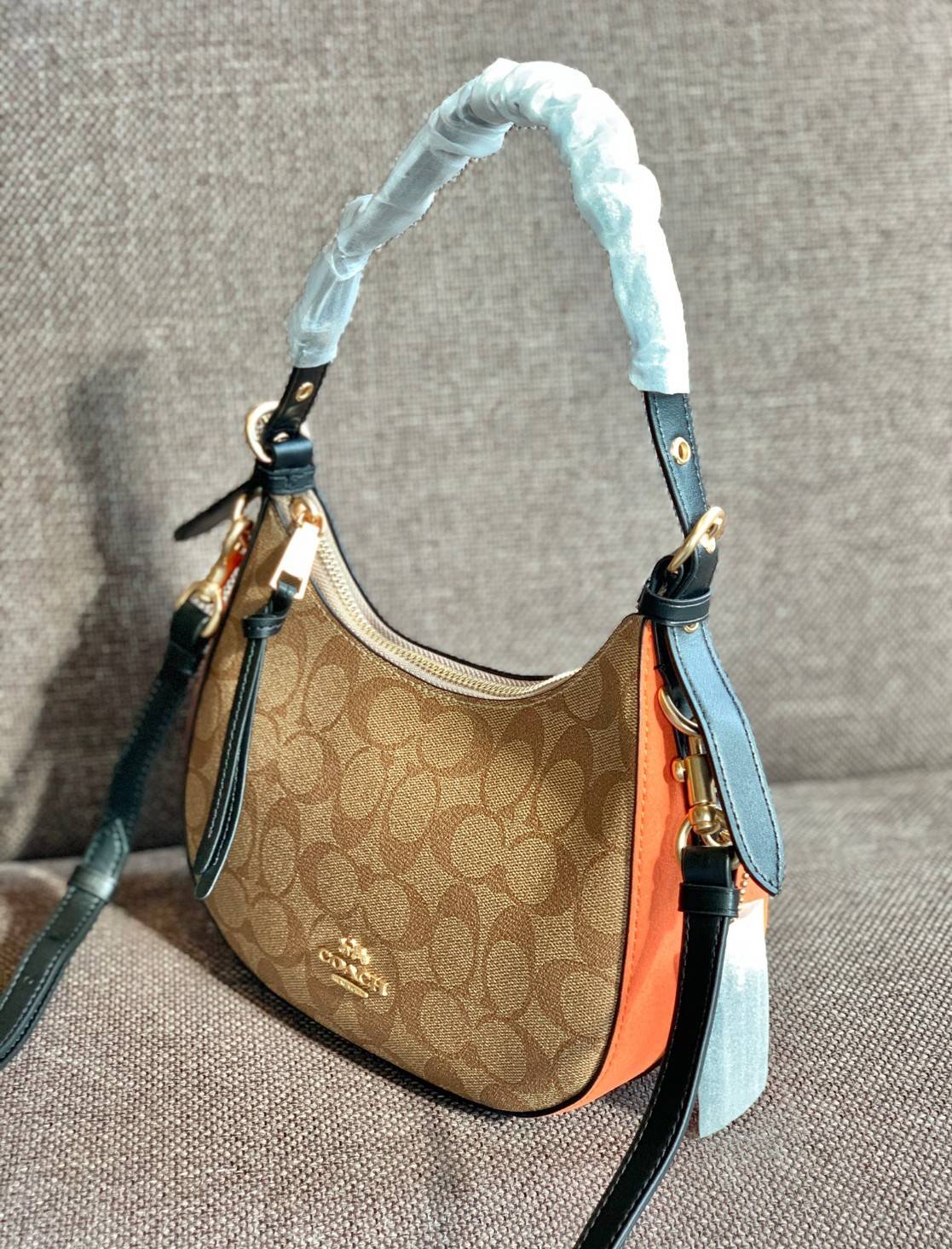 COACH KLEO HOBO BAG ((C7257//C6809//C6807)) พร้อมส่ง คุณภาพเกินเบอร์เลยจ้าา จำนวนจำกัด! กระเป๋าคล้องไหล่หรือสะพายข้างได้ Hobo รุ่นใหม่ล่าสุด ดีไซด์รูปทรงให้ดูเรียลขึ้น หนังแท้นิ่มสวย เปิดปิดกระเป๋าแบบซิปมีหนังห้อยลงมา ภายในกระเป๋าสามารถใส่กระเป๋าเงินใบยาว