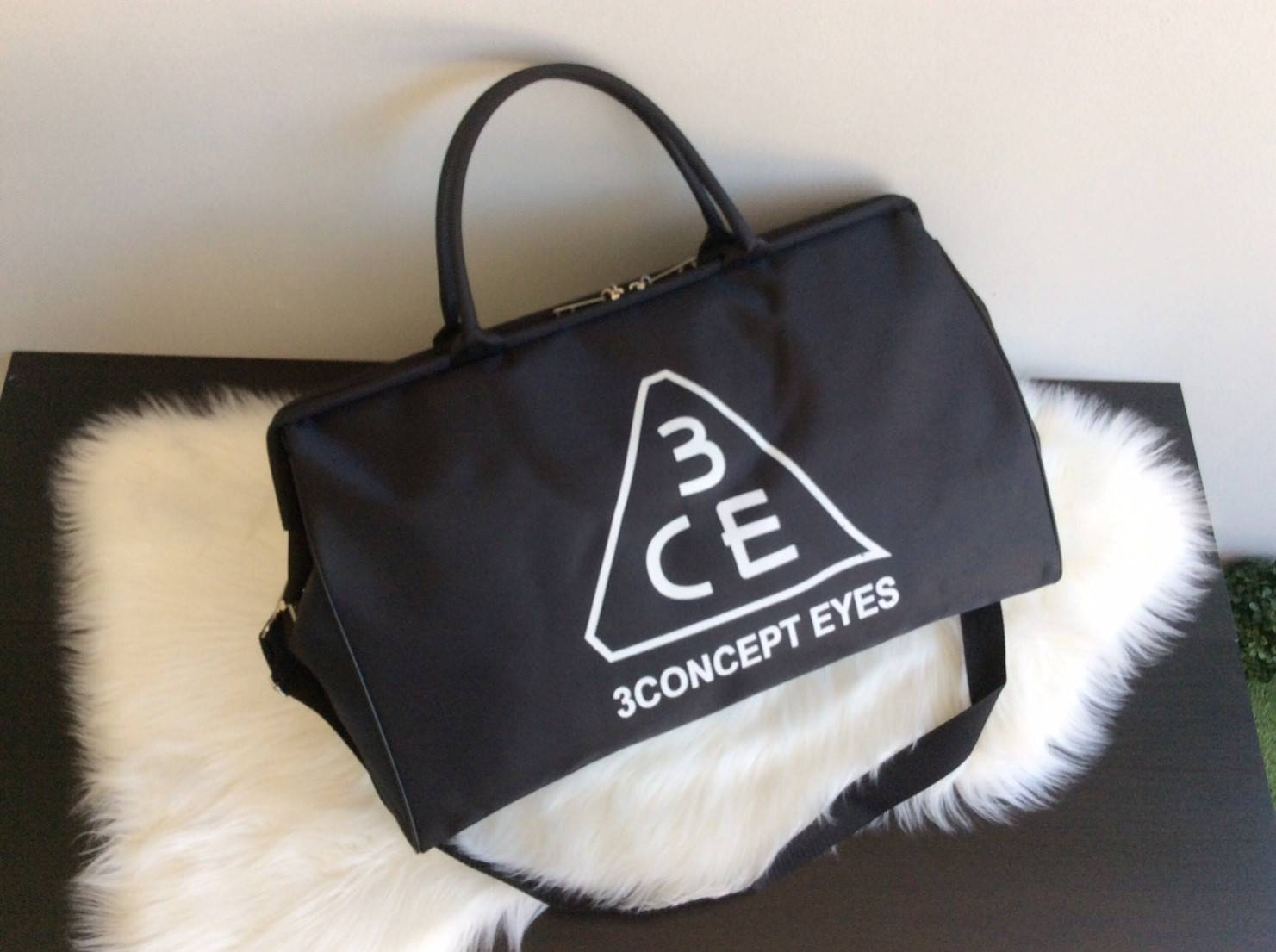 Don't Miss! กระเป๋าเดินทางแบรนด์ดัง 3CE ของแท้จากเกาหลีวัสดุ NYLON เนื้อหนาสีดำสกรีนโลโก้ 3CE ด้านหน้า หูหิ้วหนังแข็งแรงสะพายไหล่ได้ ใบใหญ่จุใจใส่เสื้อผ้า รองเท้าของใช้ได้เยอะ น้ำหนักเบา ดูแลรักษาทำความสะอาดง่าย เปิดปิดด้วยซิปสะดวกใช้ ภายในมีช่องเล็ก