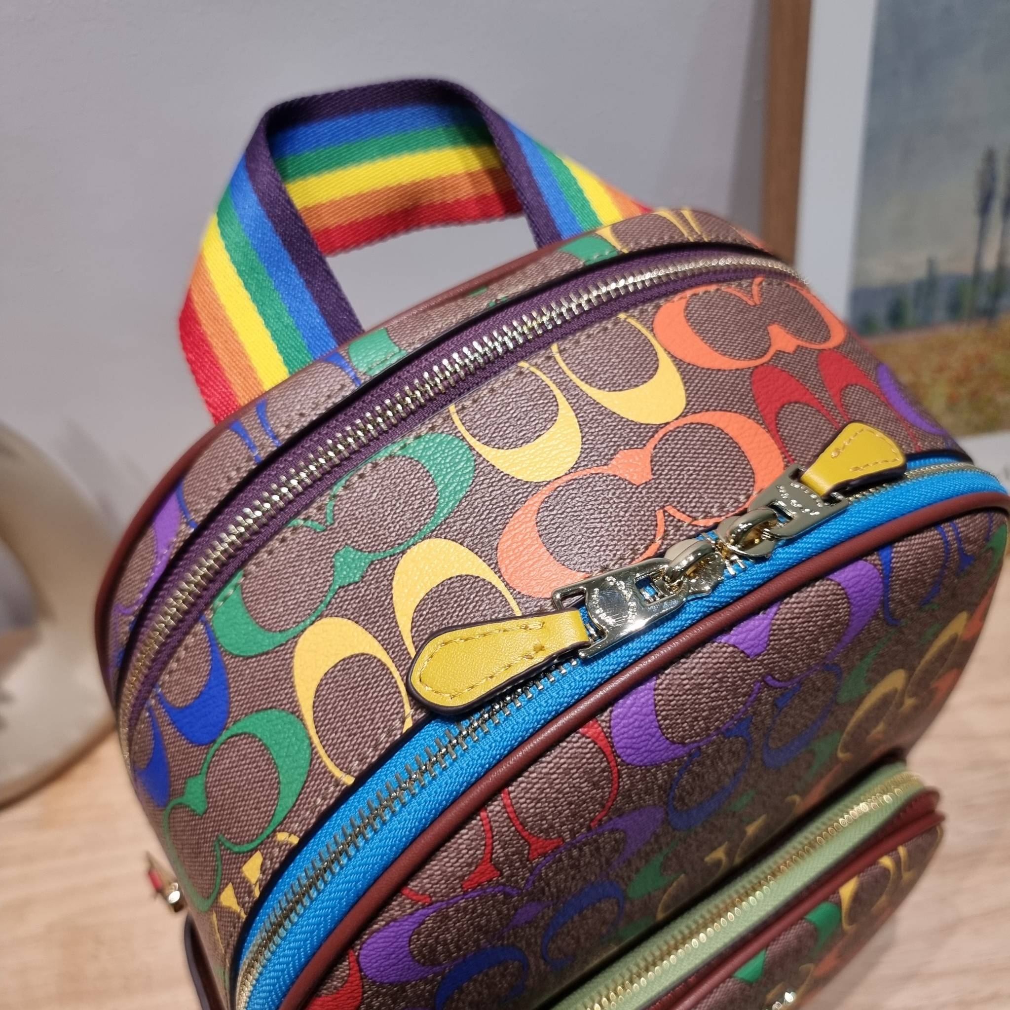 Coach Court Backpack In Rainbow Signature Canvas CA140 กระเป๋าเป้ต้องมาแล้ว ช่วงส่งท้ายปี เทศกาลที่ใครๆก็ไปเที่ยว ใบนี้ตอบโจทย์แน่นอน โดดเด่นด้วยลวดลายสีรุ้ง วัสดุหนังแคนวาส มีช่องซิปให้เลือกใส่ได้มากมาย แย่งสัดส่วนไว้เป็นอย่างดี ด้านหลังบุนวมซอฟท์หลังเวล