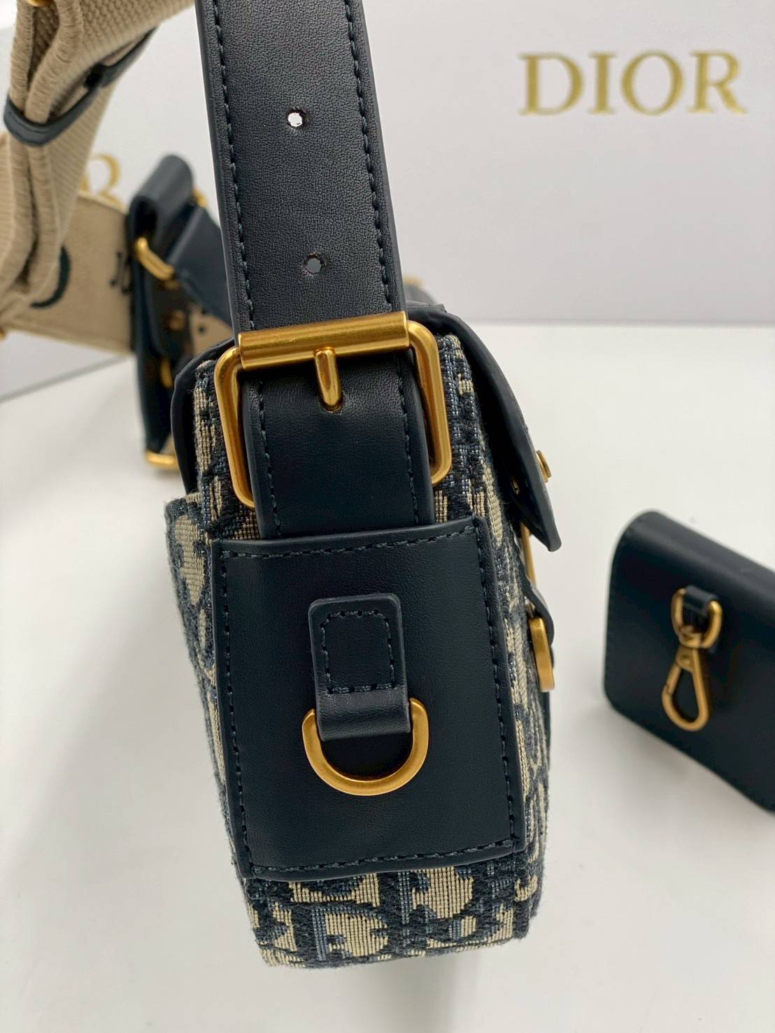 ORI หนังแท้ | DIOR Small Streetchic Bag Blue Dior Oblique Jacquard and Smooth Calfskin กระเป๋าสะพายนิยามใหม่ของดีไซน์อันเป็นเอกลักษณ์ ฝาพับแบบแม่เหล็กสีทองโบราณสลักลาย Christian Dior Paris และห่วง D-ring ทันสมัย