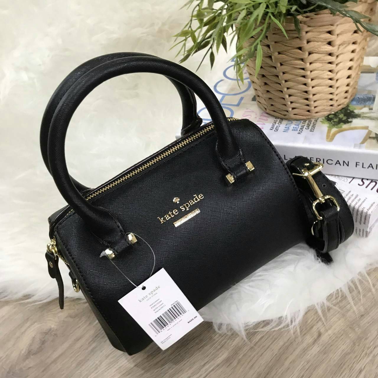 Kate Spade New York Cedar Street Bowling Bag กระเป๋าถือหรือสะพายหนัง Saffiano ทรง Bowling สวยหรู อยู่ทรงสไตล์ PRADA ด้านหน้าประดับโลโก้สีทองหรู มาพร้อมสายสะพายยาวถอดได้ปรับได้ ภายในมีช่องซิปและช่องใส่มือถือ ใส่กระเป๋าสตางค์ใบยาวของใช้ได้จุ น้ำหนักเบาขนาดก