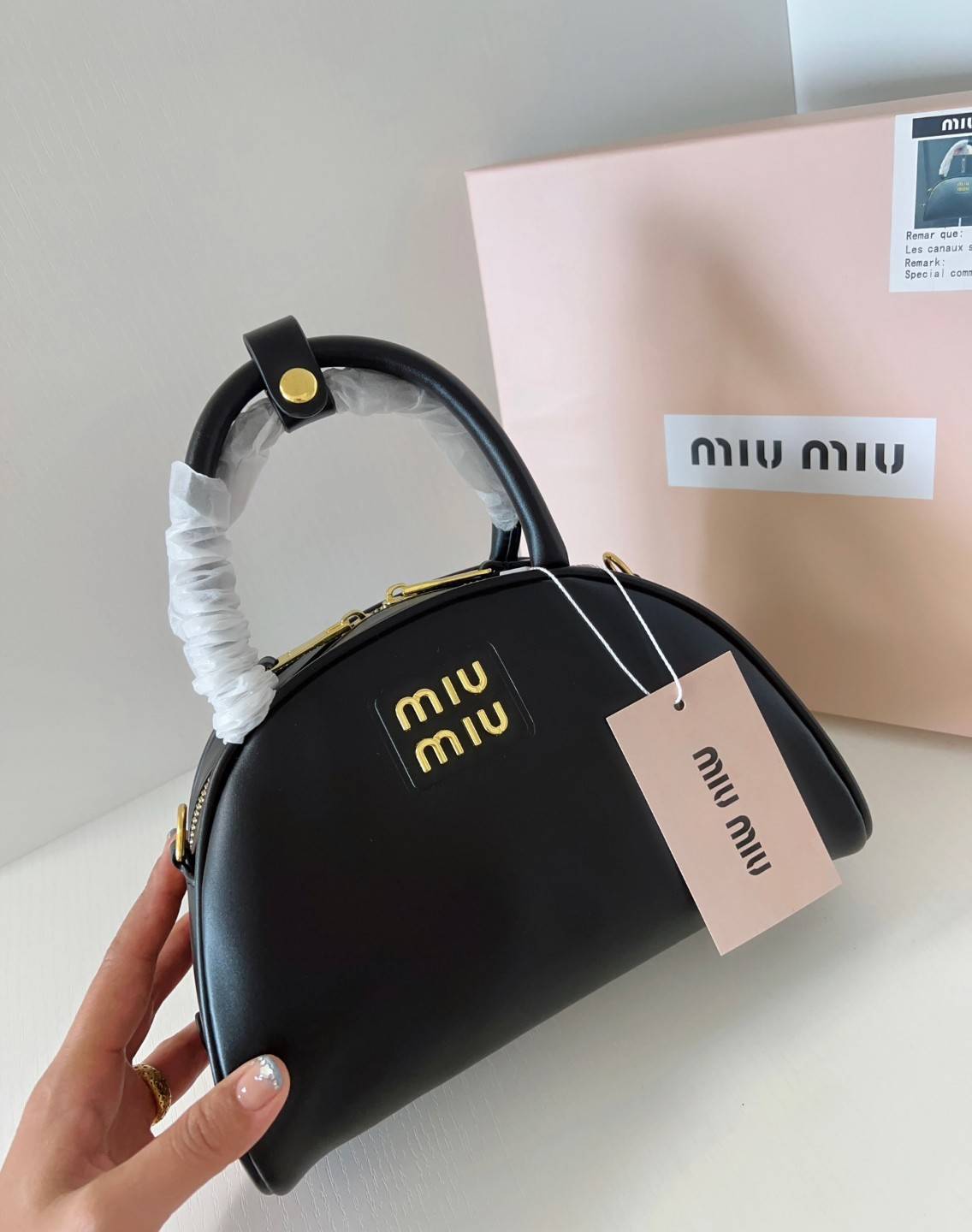 MIU MIU HALF-MOON TOP HANDLE BAG / Patent leather bowling bag / Miu Miu Leather top-handle bag กระเป๋าทรงพระจันทร์เสี้ยว หนังนิ่ม ลื่นเงา ตัดกับอะไหล่ทองได้ลงตัว
