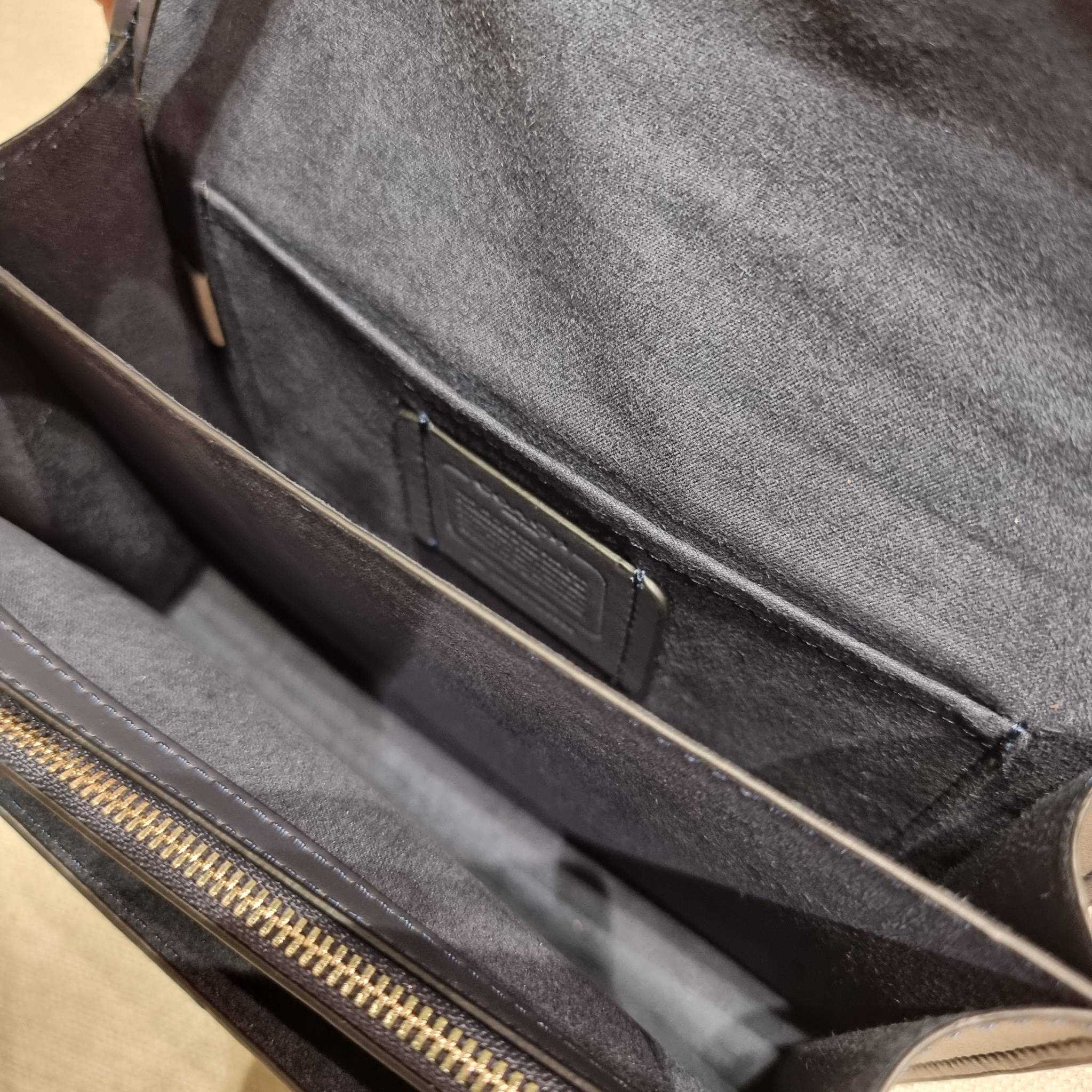 COACH C9230 KLARE CROSSBODY IN SIGNATURE CANVAS WITH FLORAL EMBROIDERY น้องใหม่คอลล่าสุด กับกระเป๋าสะพายข้าง โทนสีละมุนลูกคุณหนู ดีไซน์ปักดอกไม้เพิ่มลูกเล่น ให้ดูแพง วัสดุผนังแคนวาสสลับหนังแท้ สายสะพายโซ่สลับหนัง สะพายยังไงก็ขับผิว เปิด-ปิดด้วยกระดุมแม่เห