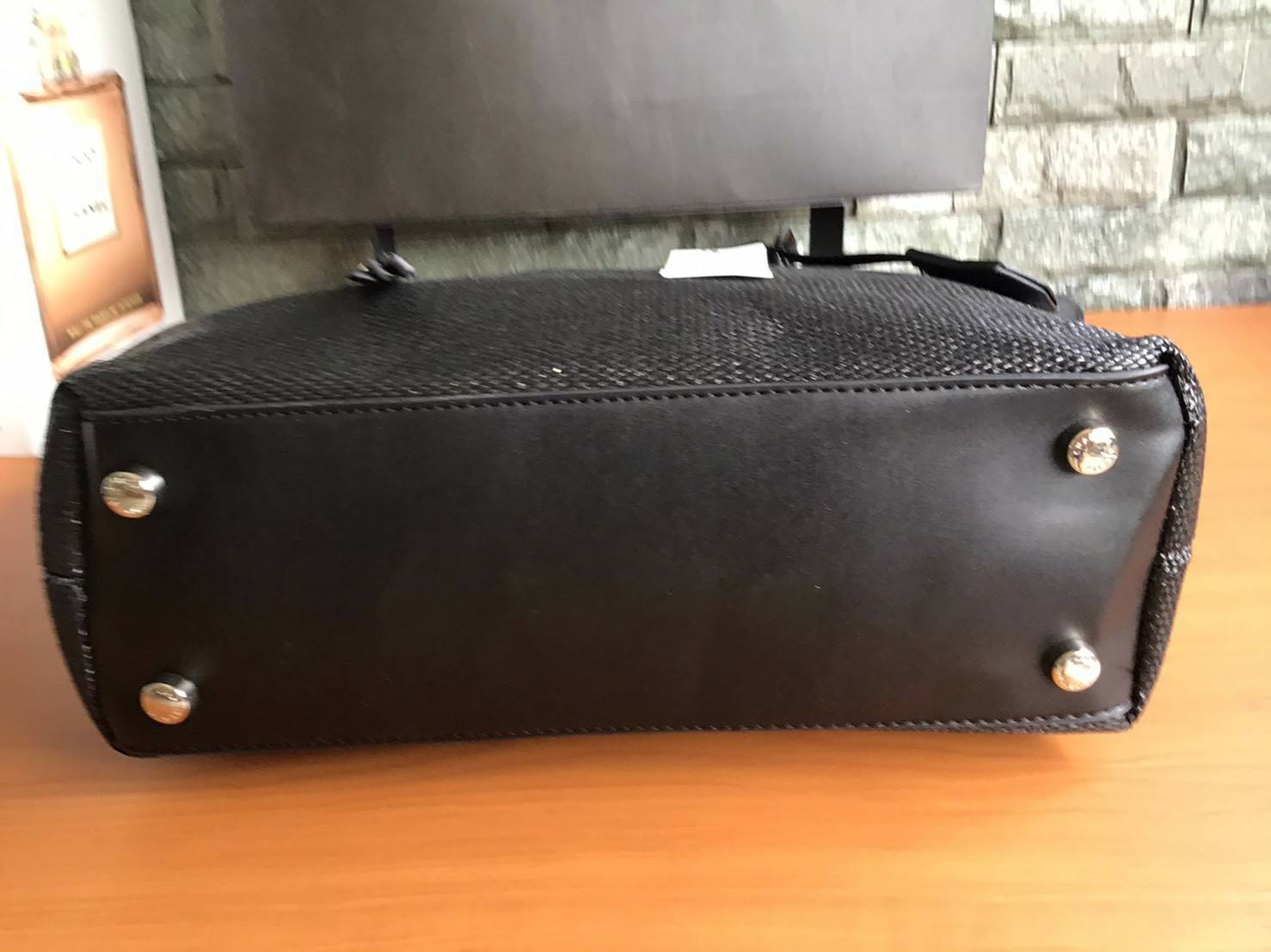 Charles & Keith Black Textured Tote Bag ฮอตฮิตตลอดกาลสำหรับรุ่นนี้ รุ่นยอดนิยม!! มากี่รอบกี่รอบก็ขายดี ใครไม่มีรุ่นนี้ติดตู้ไว้ถือว่าเชยมาก(!!) กระเป๋าสะพายทรง Shopping bag ใบใหญ่จุของได้ใจ น้ำหนักเบา โดดเด่นด้วย Textured วัสดุสานรอบใบ ตัดขอบหนัง สวยอยู่ท