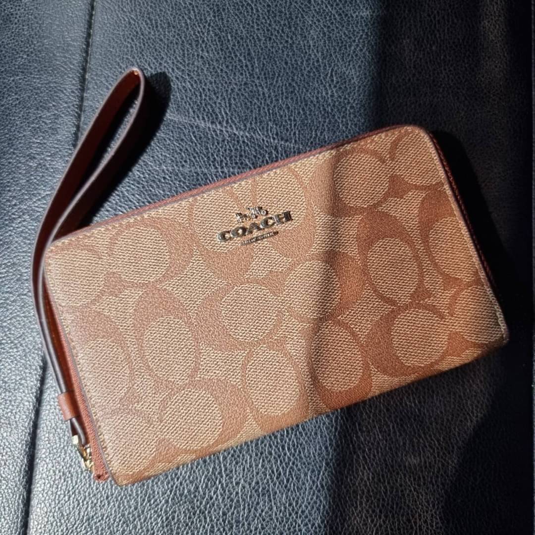 COACH F57468 PHONE WALLET IN SIGNATURE COATED CANVAS กระเป๋าสตางค์ถนอมมือถือ!! 2IN1 สุดๆ ใส่โทรศัพท์ ใส่เงิน ใส่บัตร ครบถ้วน!! จบในใบเดียวจ้า ขนาดกำลังเหมาะมือ วัสดุหนังแคนวาสเคลือบลาย คุณภาพดี สาวๆมีไว้ติดตัวสักใบ ไม่ผิดหวังจ้า