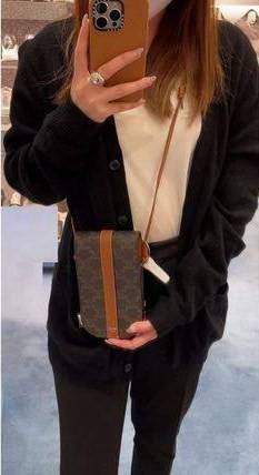 Celine Phone Pouch in Triomphe Canvas กระเป๋าใส่โทรศัพท์รุ่นนี้ มีดีไซน์ดูเรียบง่าย แต่ดูหรูหราด้วยลวดลาย Triompe ที่แสดงถึงความเป็นเอกลักษณ์ของ celine ช่องหลักที่มีความกว้าง สามารถใส่โทรศัพท์มือถือ ธนบัตร บัตรต่าง ๆ และของจุกจิกชิ้นเล็ก ๆ ได้แบบจุใจ หรือ