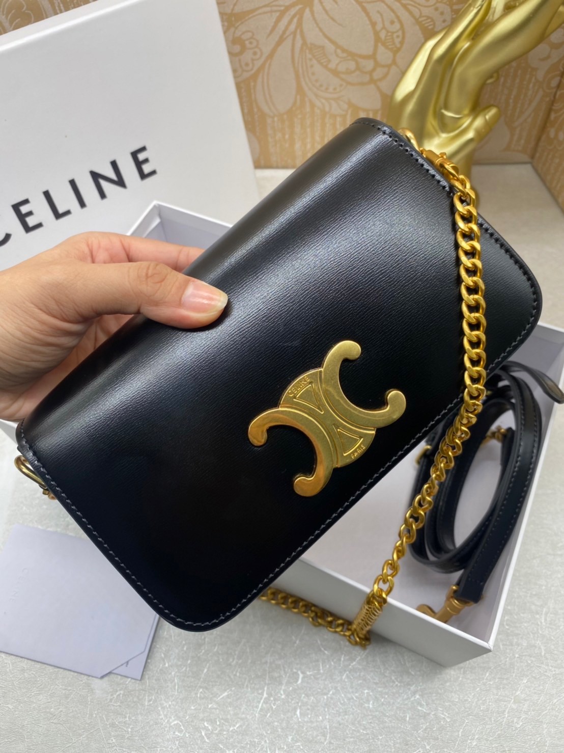 20cm CELINE SHOULDER BAG TRAPEZE IN SHINY CALFSKIN / CELINE POCHETTE BAG / CELINE TRIOMPHE BAG small รุ่นใหม่ล่าสุด ไม่มีไม่ได้เลยกับไอเท็มสุดคลาสสิค กระเป๋าสะพาย ทรงพอชสวยอยู่ทรง ดูดี ดูแพง สายถอดได้ ใช้งานสะดวก