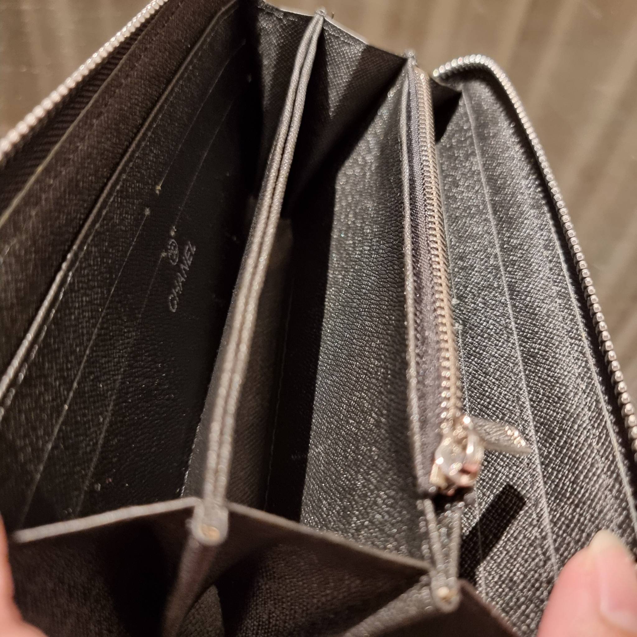 VIP 】กระเป๋าสตางค์ใบยาวรุ่นซิปรอบ สวยรับทรัพย์จาก Chanel วัสดุหนังลายคาร์เวีย ใช้แล้วขับผิวสุดๆ เปิด-ปิดด้วยซิปรูดรอบใบ ใช้งานง่าย ภายในกระเป๋ามีช่องใส่บัตรได้ ใส่ธนบัตรหรือเหรียญได้ มีช่องซิปแยกอีกหนึ่งช่อง ดีไซน์เรียบหรูแบบนี้ สาวๆห้ามพลาดกันน้า!! ซื้อใ