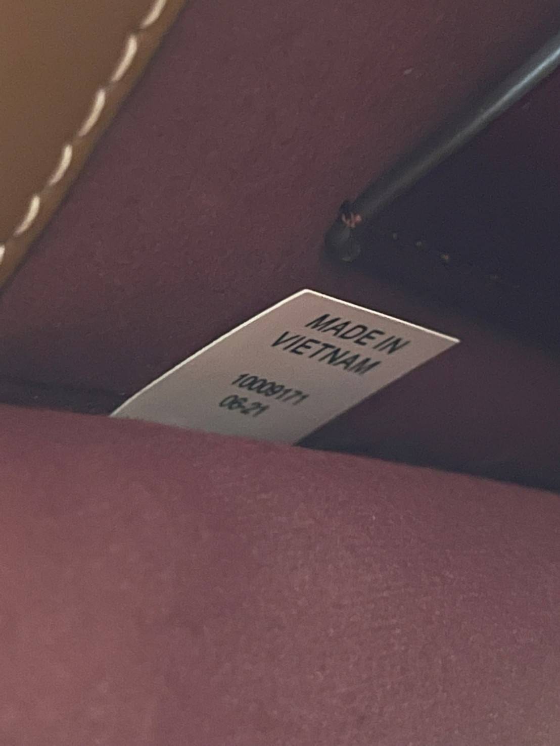 Tory burch t monogram jacquard mini tote ลวดลายT monogram ด้วยโลโก้สุดไอคอนนิคของแบรนด์ โดดเด่นด้วยกราฟฟิคและดีไซน์ ออกมาในหลายรูปแบบหลายคอลเลคชั่น แต่ละคอลเลคชั่นสวยหรูไม่แพ้กัน ทรงมินิโท้ท ขนาดกำลังดี ใช้งานง่าย ก็เป็นอีกหนึ่งรุ่นที่ทันยุคทันสมัยที่สาวๆ