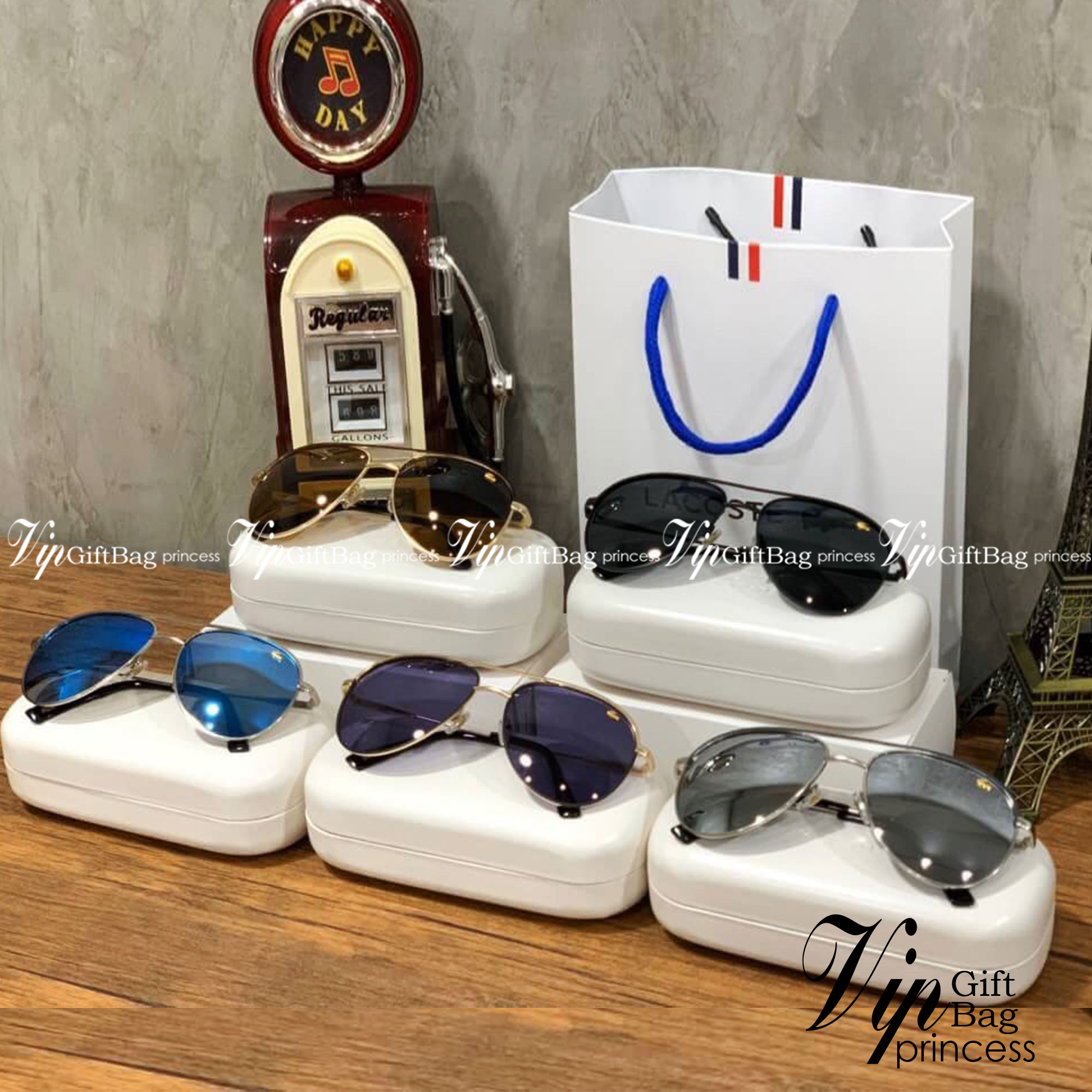 แว่นตา Lacoste Unisex Sunglasses แว่นตา Lacoste สไตล์ rayban ขนาดเลนส์กำลังดี หน้าเลนส์ติดโลโก้แบรนด์และปั๊มชื่อแบรนด์ ทรงคลาสสิคสีไม่มืดจนเกินไป ใช้ได้ทั้งชายและหญิงและชาย อุปกรณ์ฟูลเซ็ท มีทั้งกล่องแบรนด์สำหรับแว่น กล่องกระดาษ และถุงกระดาษแบรนด์ มอบเป็นข