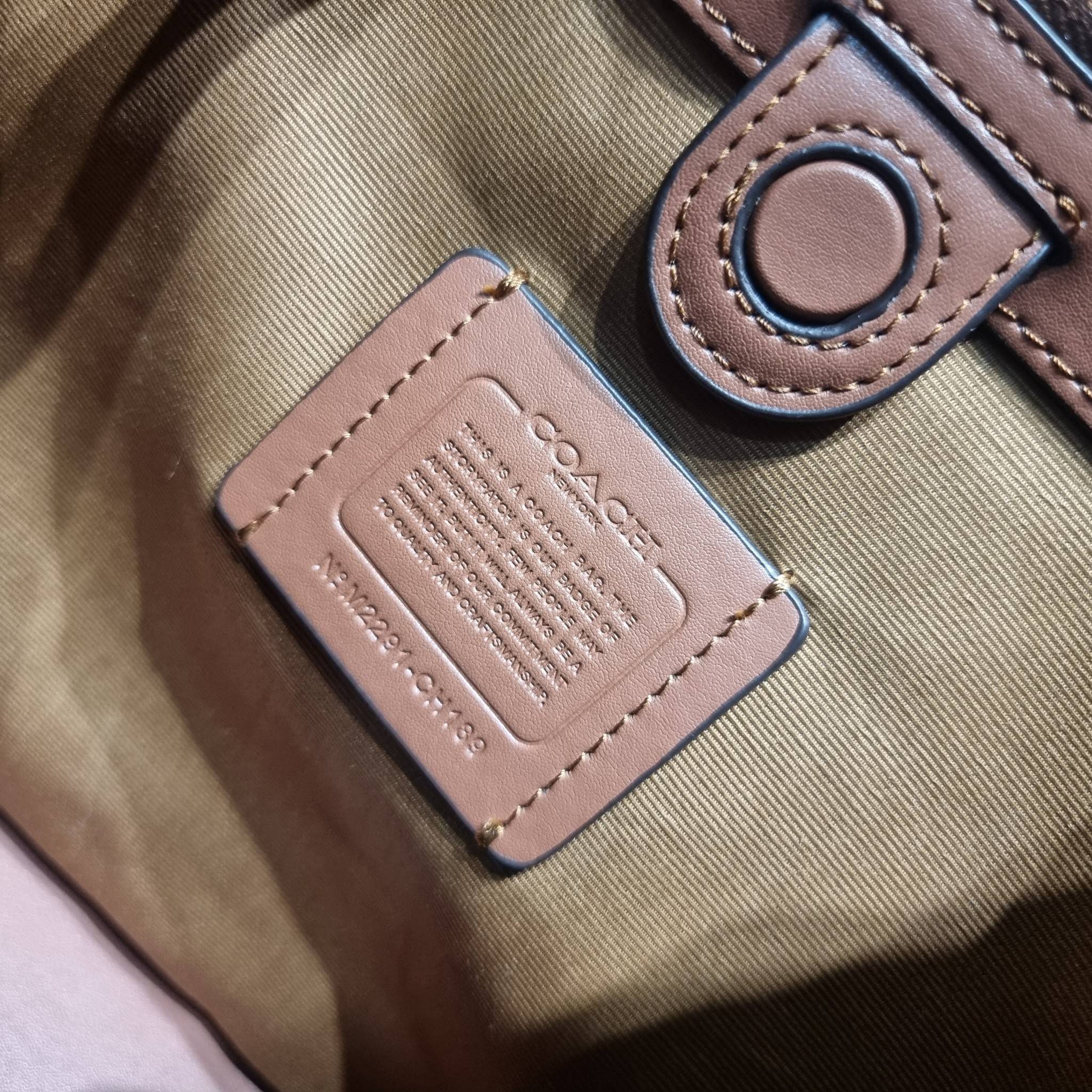 COACH CH189 HANNA CARRYALL น้องใหม่ เรียบหรู ดูแพง กับกระเป๋าถือ/สะพายทรงสวย โทนสีคลาสสิค ดีไซน์ตกแต่งสายคาดจับจีบข้างกระเป๋าเพิ่มดีเทล มาพร้อมหูจับในตัว