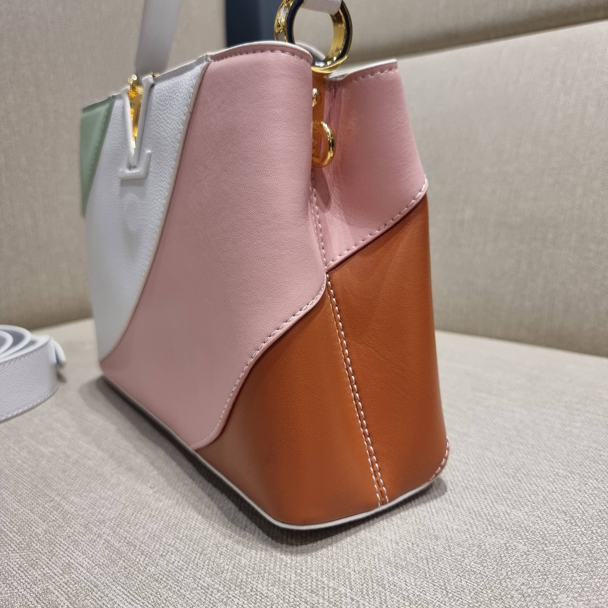 LV capucines top handle ที่สุดของความสวยในราคาเบาๆ กระเป๋าถือสุดหรู ดีไซน์ทรงคลาสสิค พร้อมลวดลายหรูหรา มาพร้อมหูจับในตัว ด้วยรูปทรงวินเทจและวัสดุหนังแท้ ขับผิว ทำให้ไอเท็มนี้สะกดทุกสายตาจริงๆ และยังมีลูกเล่นที่ฝาปิดกระเป๋า ที่สามารถปิด หรือสอดด้านใน ก็เห็