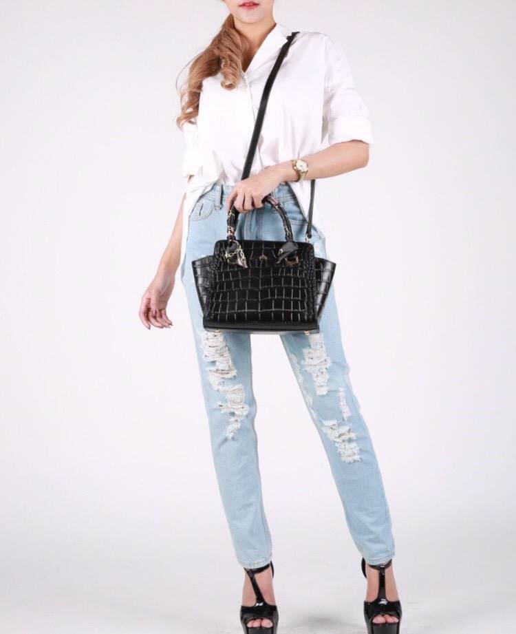 รุ่นใหม่ล่าสุด หนังปั๊มลายจรเข้ สวย หรู มากๆค่า รุ่น KEEP Infinite office bag สวย น่ารัก ขนาดตอบทุกโจทย์การใช้งาน เห็นแล้ว หลงรักเลยคะ 🌲ตัวกระเป๋าขนาดกำลังดี ลายหนังสวยที่สำคัญ ดูแลรักษาง่าย ประดับด้วยผ้าพันหูกระเป๋ารุ่นพิเศษ ทำให้กระเป๋าเก๋ ขึ้น 