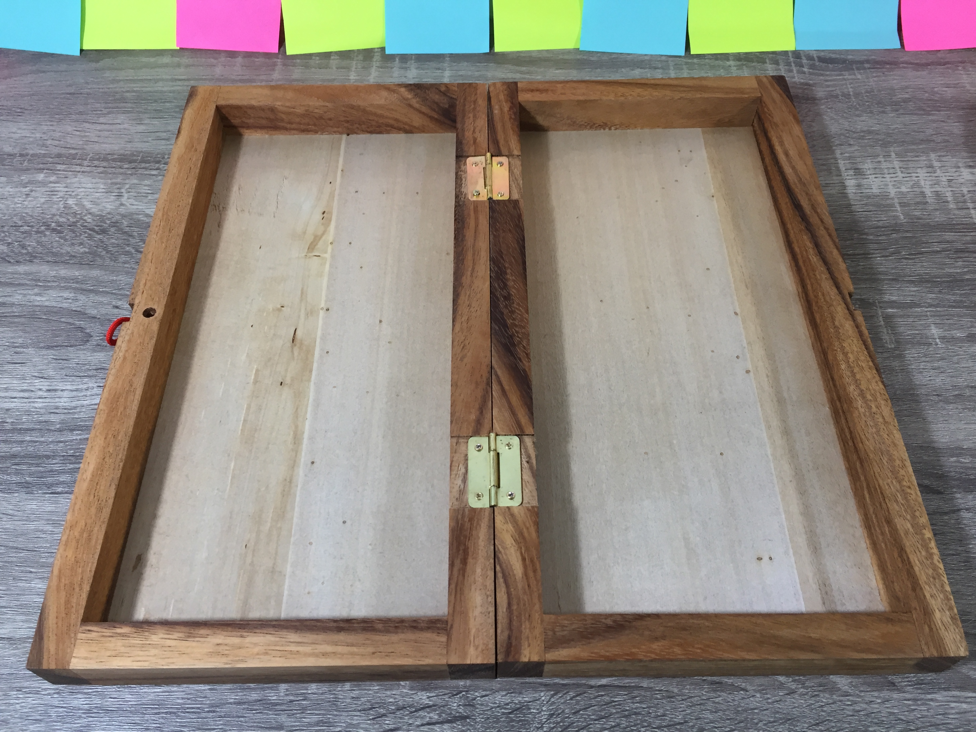 ชุดหมากรุกไทยพลาสติกสีดำและสีขาวพร้อมกระดานไม้