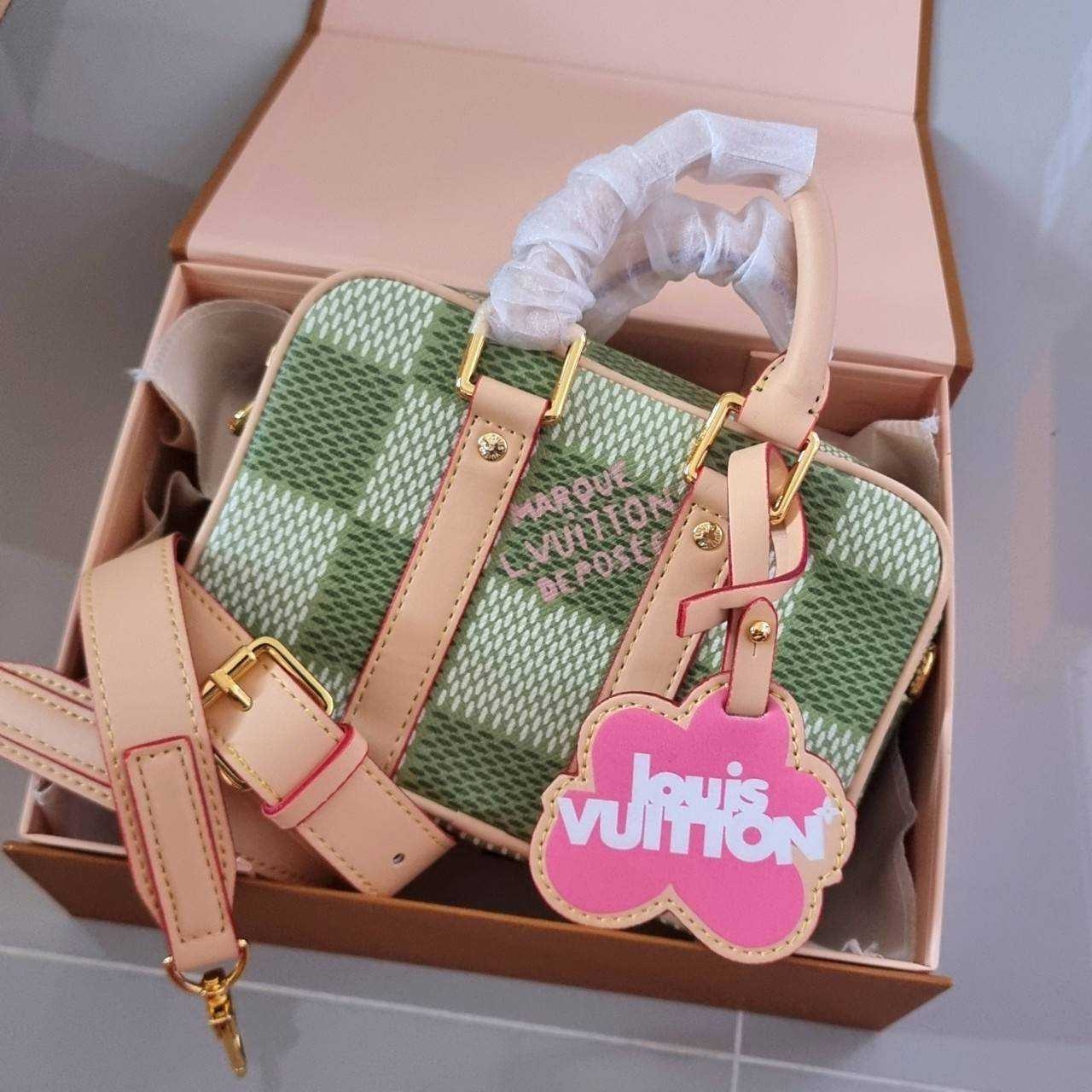 LV Nano Porte Documents Voyage สีเขียวเหนี่ยวทรัพย์ กระเป๋าสะพายทรงกระเป๋าเดินทางในขนาดมินิกะทัดรัด แถมฟรีพวงหนังห้อยสีชมพูโดดเด่น