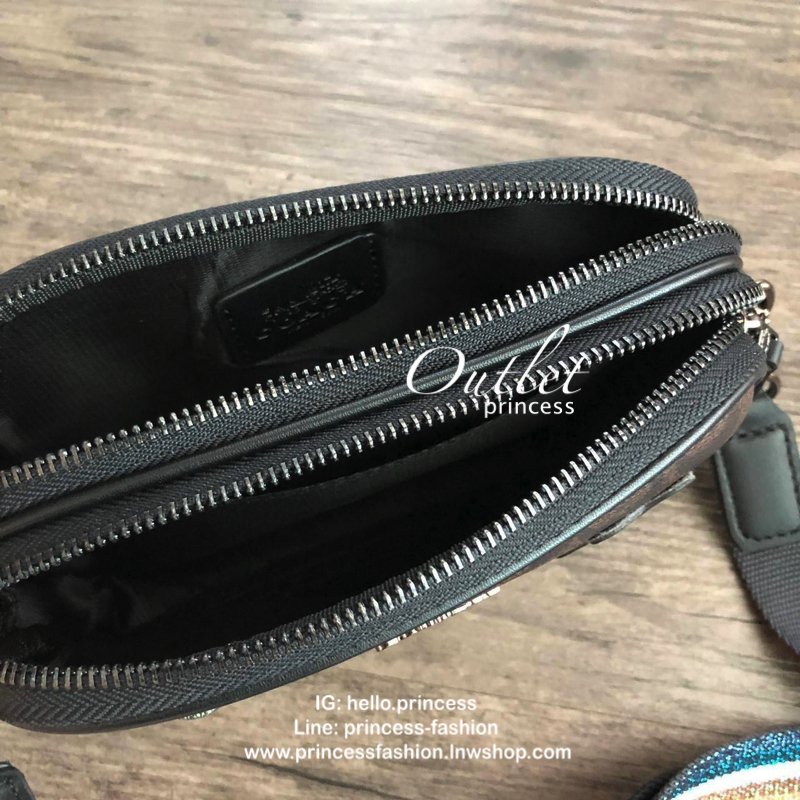 COACH MINI CROSSBODY BAGกระเป๋าสะพาน size mini วัสดุหนังลาย signature เปิด - ปิดด้วยซิป แบ่ง2 ช่องใหญ่ ภายในโล่ง ใส่ wallet สั้น มือถือได้ทุกรุ่น และของใช้จุกจิก พร้อมสายยาวถอด ปรับได้ค่ะ