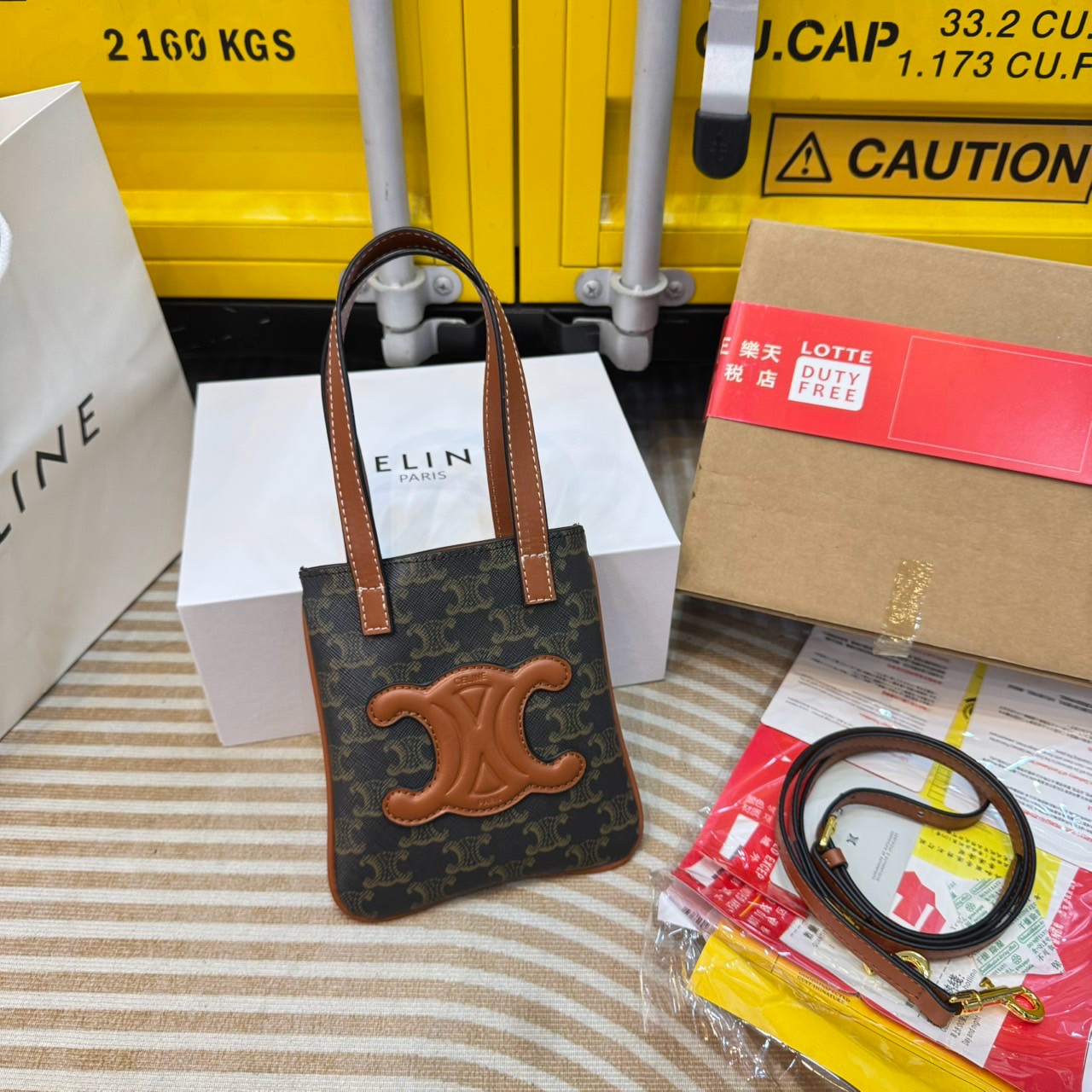 CELINE MICRO CABAS in Triomphe canvas and Leather กระเป๋าโท้ทมินิไมโครไซส์ กะทัดรัดปุ๊กปิ๊ก ฮอตสุดในเกาหลี ดีไซน์สุดคลาสสิค โดดเด่นด้วยโลโก้หน้าไซส์จัมโบ้