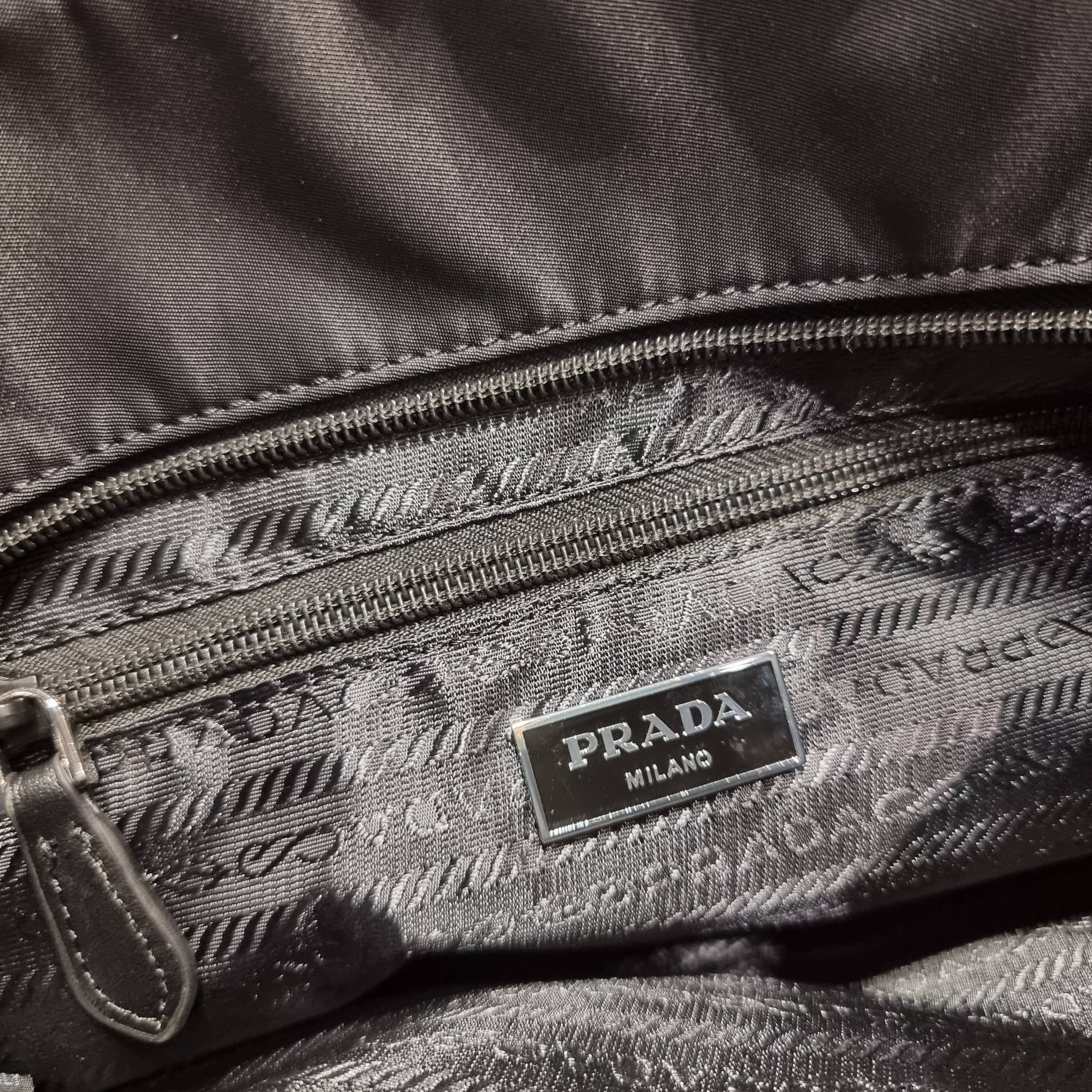 PRADA RE-NYLON TESUTO TOTE BAG กระเป๋าทรงช้อปปิ้ง ขนาดกำลังสวย รุ่นหายาก ขายดีตลอดกาล!!ด้วยรูปทรงที่ใช้งานง่ายและสะดวก ทำให้ครองใจทั้งสาวๆและหนุ่มๆได้ไม่ยาก วัสดุผ้าไนล่อนคุณภาพ พร้อมใบลูก ไว้ใส่เหรียญ ใส่กุญแจได้สารพัด ปากกระเป๋ามีซิปปิดกันของหล่น ภายในเ