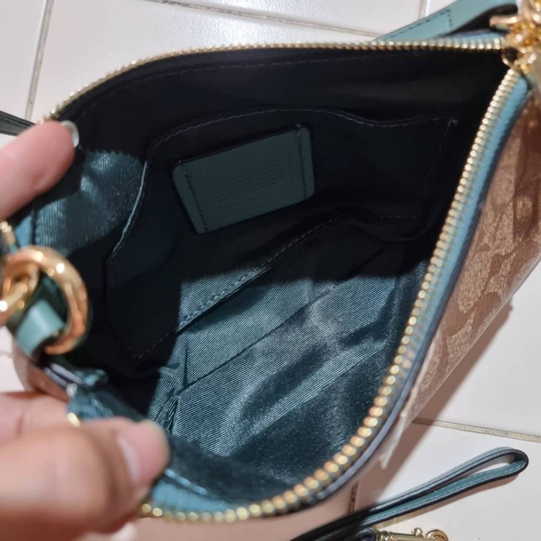 COACH F58321 TOP HANDLE POUCH อีกรุ่นฆ่าไม่ตาย!! 😎 ขายดีขายหมด ขายรวยขายปังๆ!! กระเป๋าพอชจากโค้ช ทรงใช้งานง่าย สะดวก กะทัดรัด วัสดุหนังแคนวาสเคลือบคุณภาพดี มาพร้อมสายคล้องในตัว และสายสะพาย crossbody ปรับเปลี่ยนได้ตามสไตล์ อีกหนึ่งไอเท็มที่สาวๆต้อง