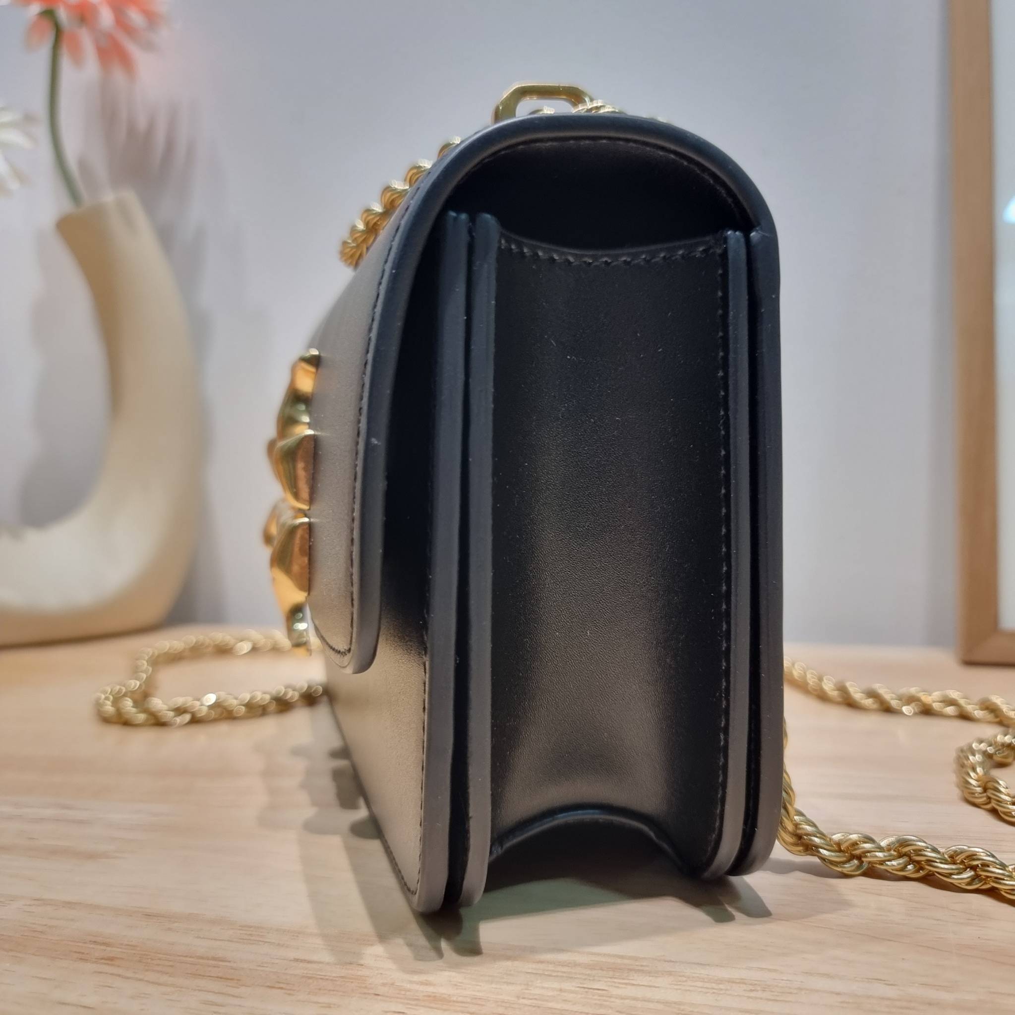 Tory Burch Bag / TORY BURCH ELEANOR SMALL CONVERTIBLE SHOULDER BAG ฮอตไอเท็ม รุ่นนี้ขายดีขายหมด สวยหรู คุณหนู ผู้ดี!! หายากมากแล้วน้า กระเป๋าสะพายข้าง ดีไซน์อยู่ทรง ขนาดกำลังสะดวกใช้ เปิด-ปิดด้วยแถบแม่เหล็ก ภายในแบ่งสัดส่วนได้เป็นอย่างดี