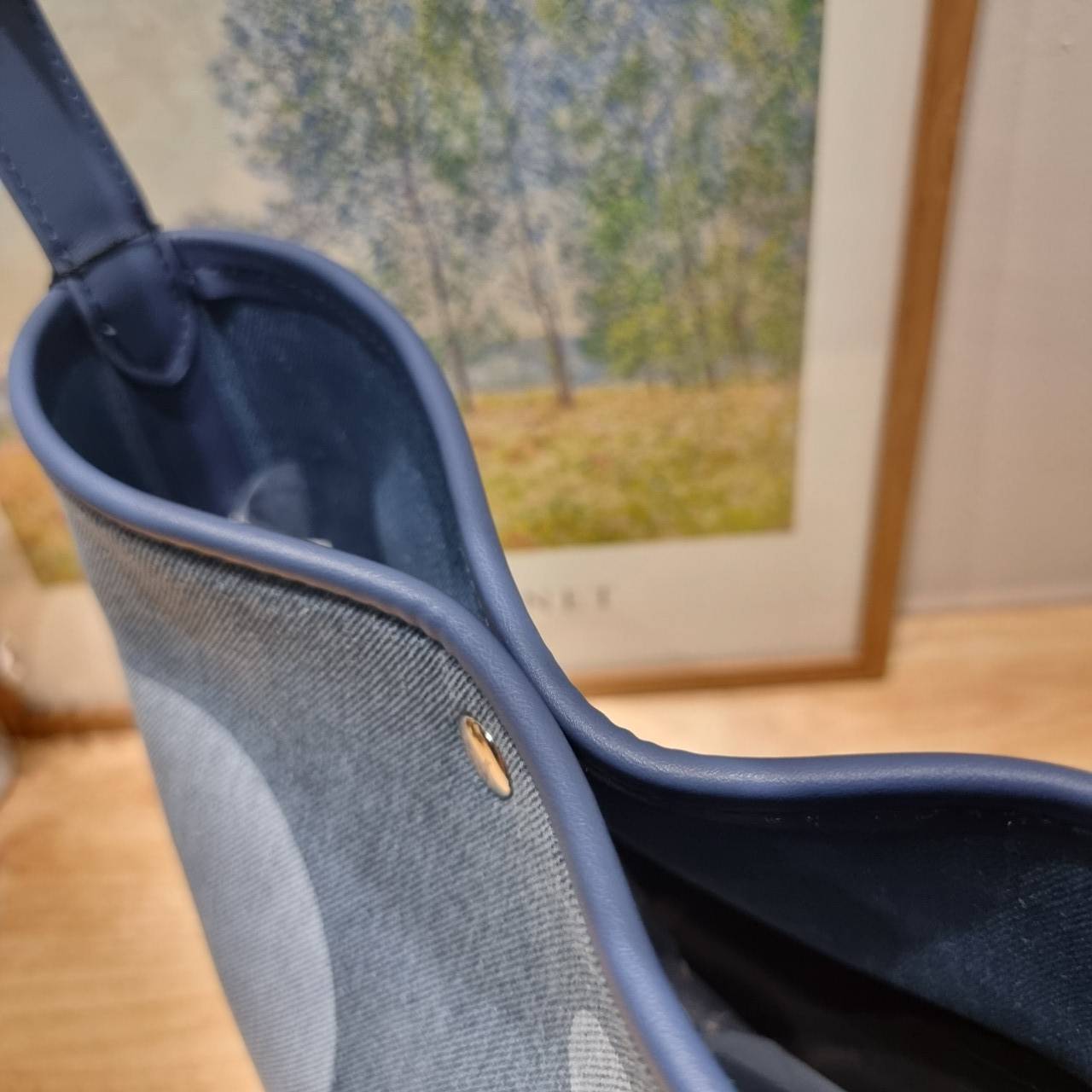 Rally movement the bag denim เป็นไอเท็มที่ฮอตสุดๆแห่งปีจริงๆ กับกระเป๋าทรงบัคเก็ต ที่ดีไซน์ออกมาคลาสสิคและใช้งานง่ายจริงๆ