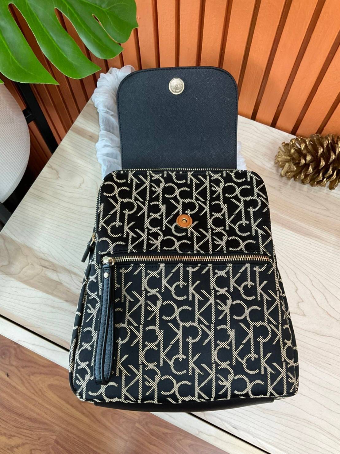 ของแท้ 💯% Elaine Calvin Klein Monogram Small Backpack 💕ของมันต้องมี สวยหรูดูแพงมาก สำหรับรุ่นนี้ และมีฟังชั่นช่องการใช้งานที่มากที่สุด!!! 💕 กระเป๋าสะพายเป้รุ่นใหม่ชนช้อป รุ่นยอดนิยม