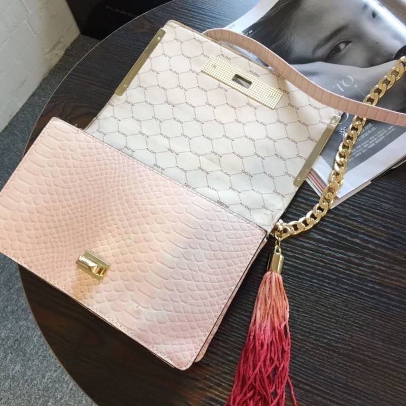 ALDO Bergantino Cross Body Handbag กระเป๋าถือหรือสะพายรุ่นใหม่ล่าสุดจาก ALDO แบรนด์ดังแคนนาดาดีไซน์สุดชิคน่ารักมุ้งมิ้งปักเลื่อมลายนกกระเรียนสวยสดใส พร้อมห้อยฟู่ฟรุ้งฟริ้ง เปิดปิดด้วยล๊อคบิดอะไหล่ทอง ภายในมีโลโก้ ช่องซิปและช่องใส่มือถือใส่กระเป๋าสตางค์ยาว