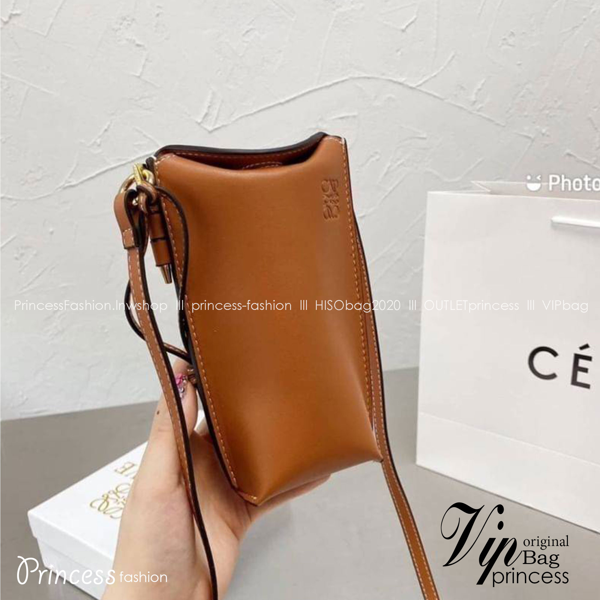 Loewe Pocket Shoulder Bag / LOEWE MINI CROSSBODY BAG / Loewe Phone Bag รุ่นยอดฮิต ไซส์มินิ ที่ใครๆก็ต้องรู้จัก!! กับกระเป๋าสะพายเอนกประสงค์ สำหรับถนอมโทรศัพท์มือ หรือจะประยุกต์ใช้ใส่เงิน พกแทนกระเป๋าสตางค์ก็สะดวก